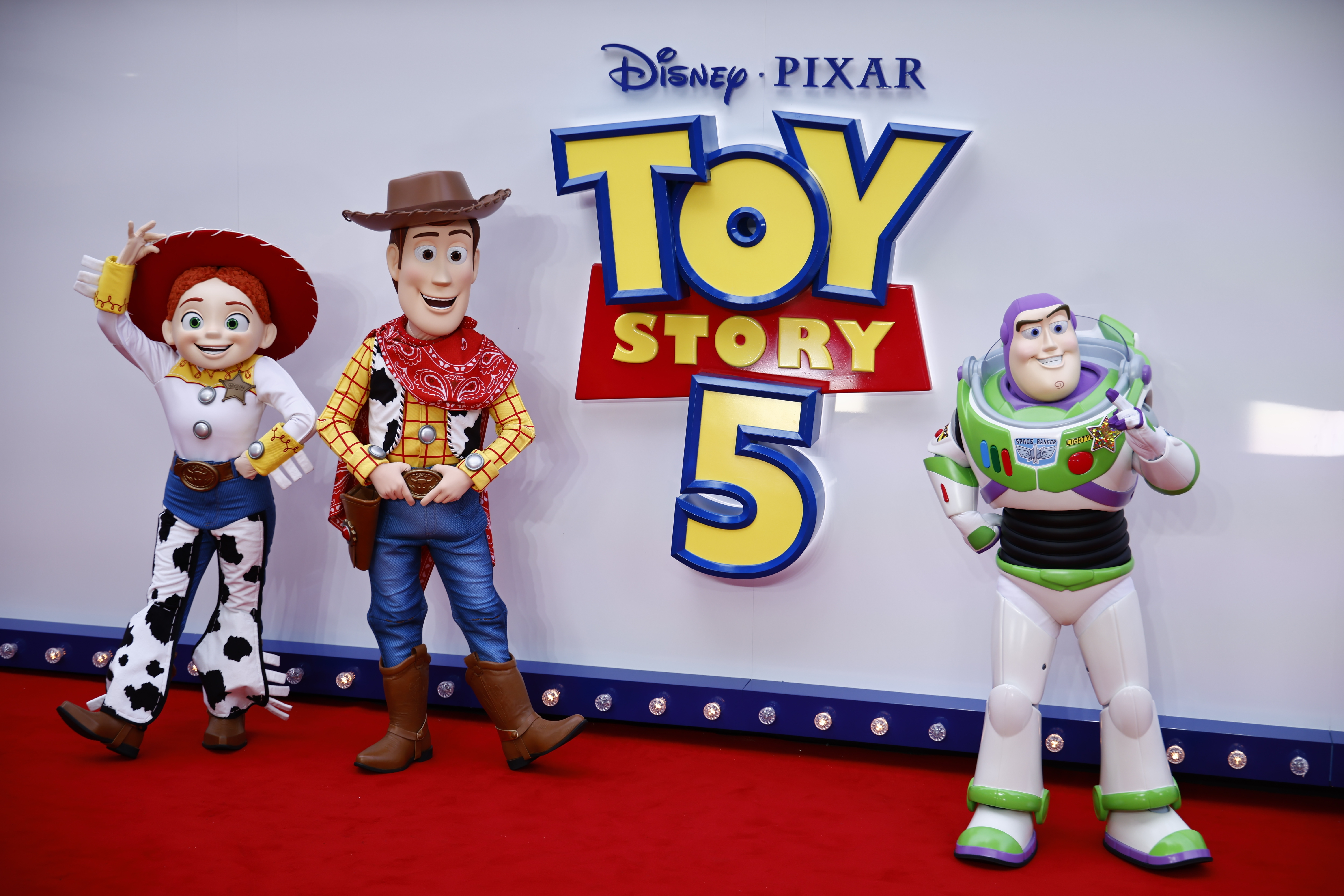 LONDON (United Kingdom), 28/05/2026.- (L-R) Toy Story characters Jessie, Woody and Buzz Lightyear arrive for the launch event for 'Toy Story 5' at Odeon Luxe Leicester Square in London, Britain, 28 May 2026. The film opens in cinemas on 19 June 2026. (Reino Unido, Londres) EFE/EPA/TOLGA AKMEN