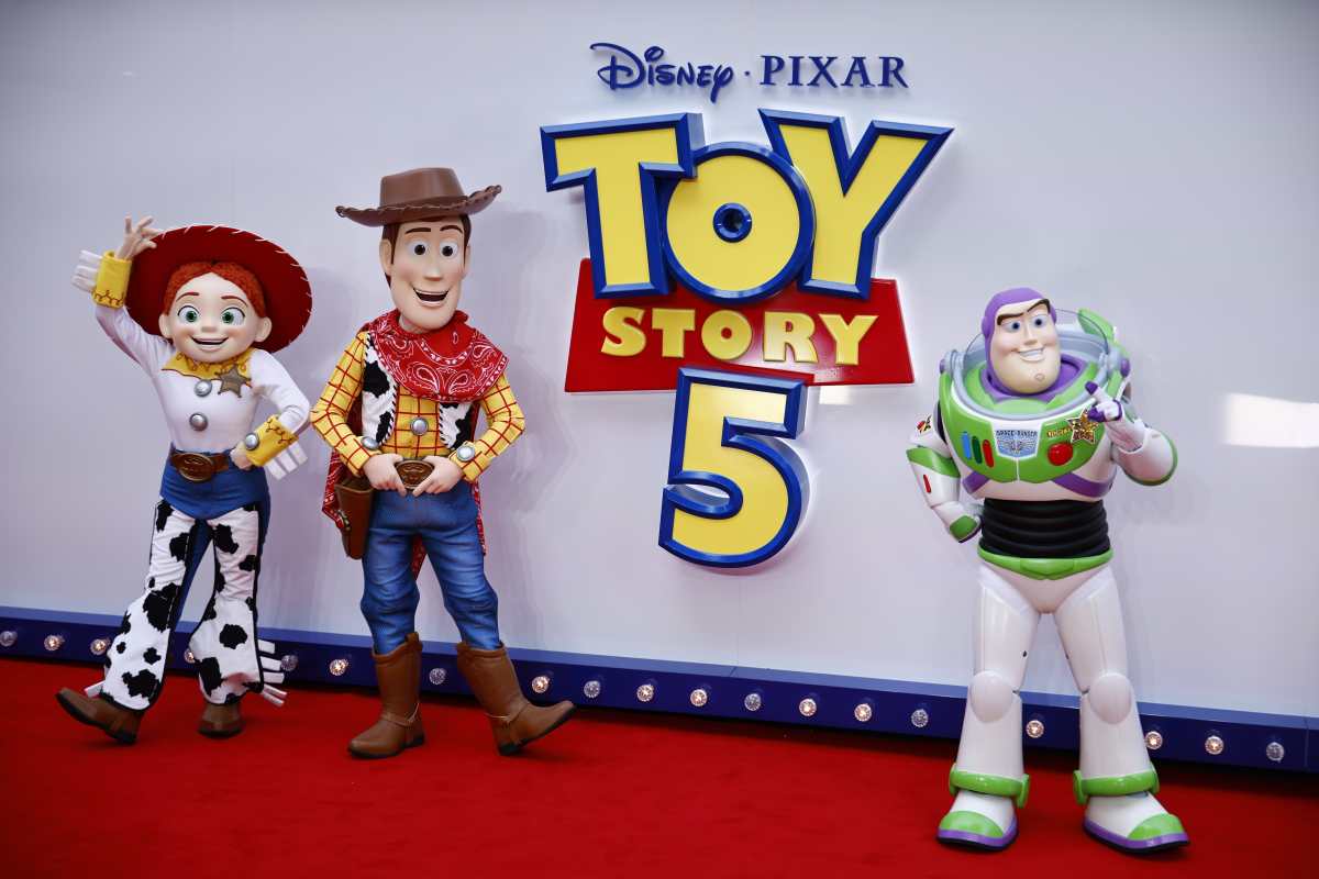 Bad Bunny llega a Toy Story 5: así fue el doblaje de Pizza con Gafas de Sol, el personaje con el que se une al elenco de la película