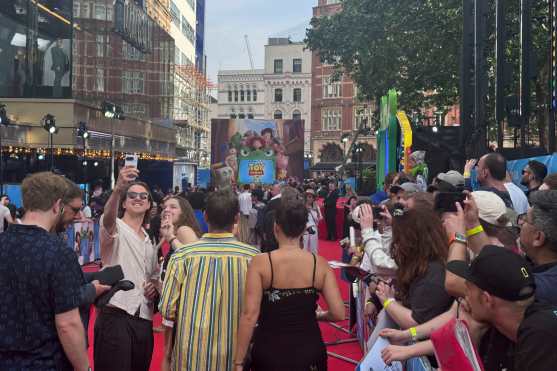 LONDRES, 28/05/2026.- Los juguetes protagonistas de 'Toy Story 5' y los actores que les ponen voz en la versión original revolucionaron este jueves al público londinense durante el acto de presentación de la quinta película de la franquicia animada de Disney Pixar, donde se proyectó un adelanto de 45 minutos del filme, que llegará los cines en junio. EFE/Raúl Bobé
