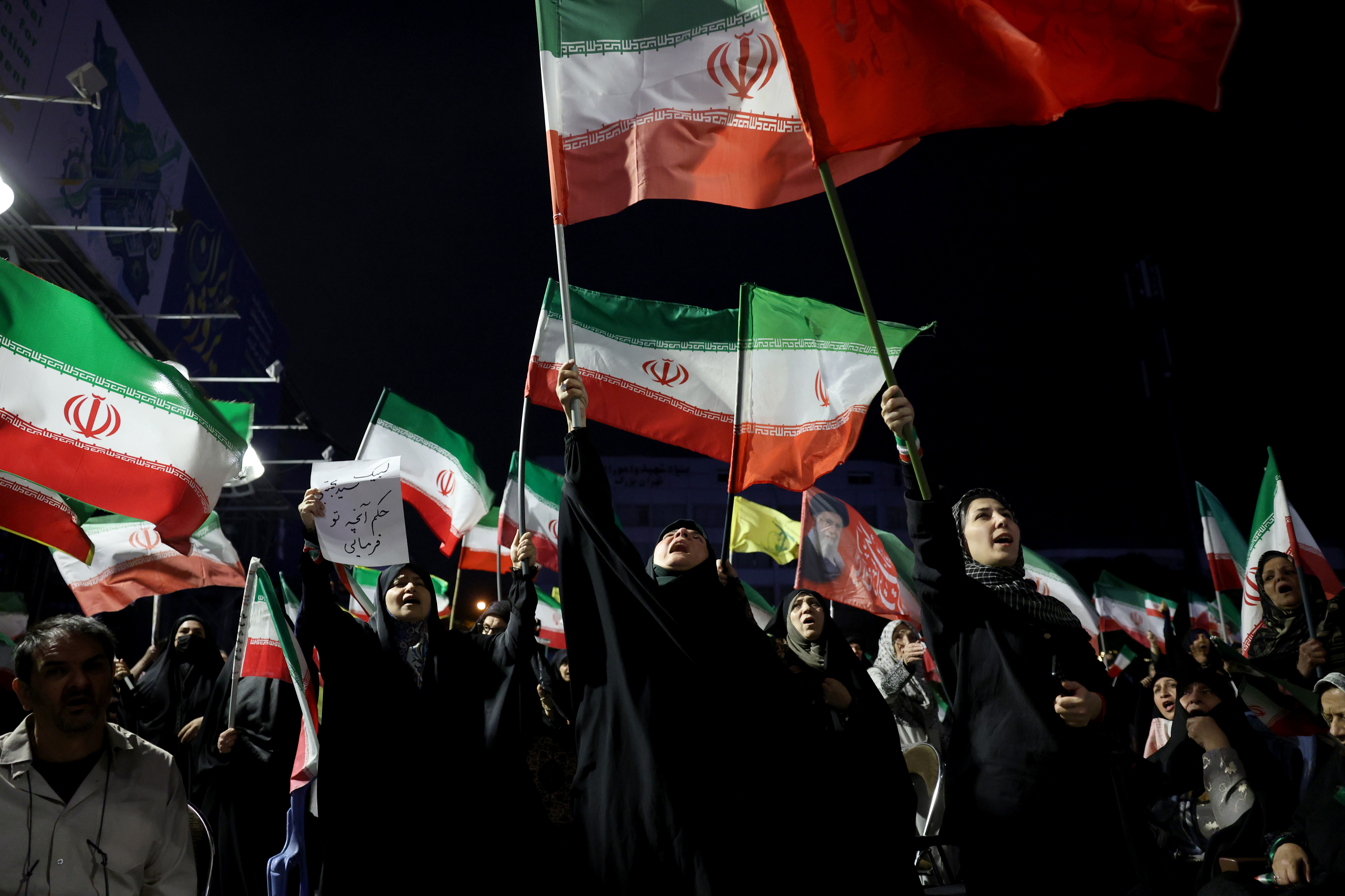 TEHRAN (Iran (Islamic Republic Of)), 29/05/2026.- Iranians hold national flags during a gathering in support of the Iranian government and against the United States and Israel in Tehran, Iran, 29 May 2026. Iranian Foreign Ministry officials stated that while diplomatic exchanges are ongoing, a political understanding has not yet been finalized. (Estados Unidos, Teherán) EFE/EPA/ABEDIN TAHERKENAREH RESTRICTIONS: NO Access Israel Media/Persian Language TV Stations Outside Iran/Strictly No Access BBC Persian/VOA Persian/Manoto TV/Iran International TV. (As mandated by Iran's Directorate General for Foreign Media) --