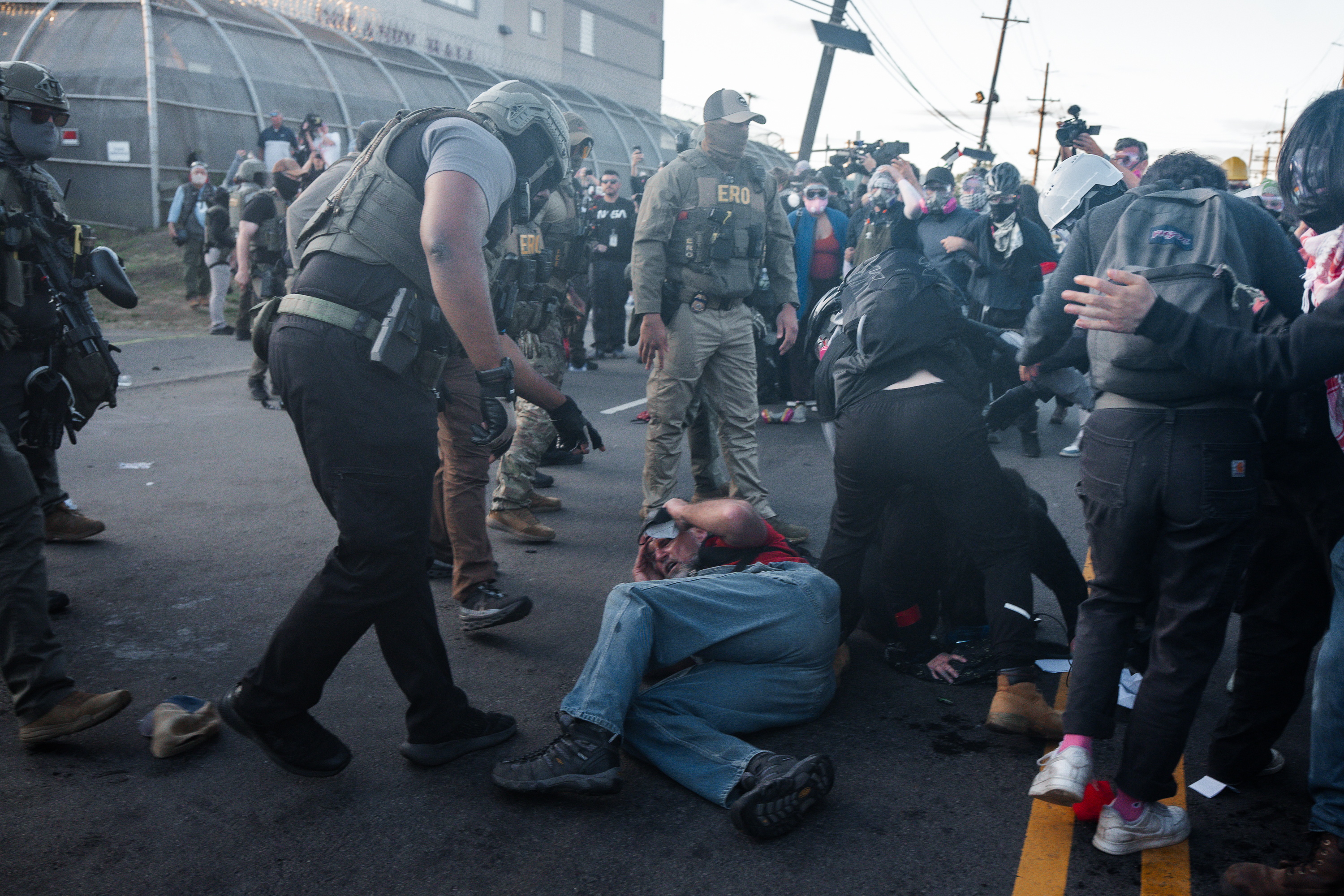 Newark (United States), 29/05/2026.- A protester covers his face after getting knocked down and pepper-sprayed by Immigration and Customs Enforcement (ICE) agents during a protest against the treatment of detainees at the Delaney Hall Detention Facility in Newark, New Jersey, USA, 28 May 2026 (issued 29 May 2026). About 300 detainees at Delaney Hall immigration facility center signed a letter, beginning a hunger strike over detention conditions since 22 May 2026. (Protestas) EFE/EPA/OLGA FEDOROVA