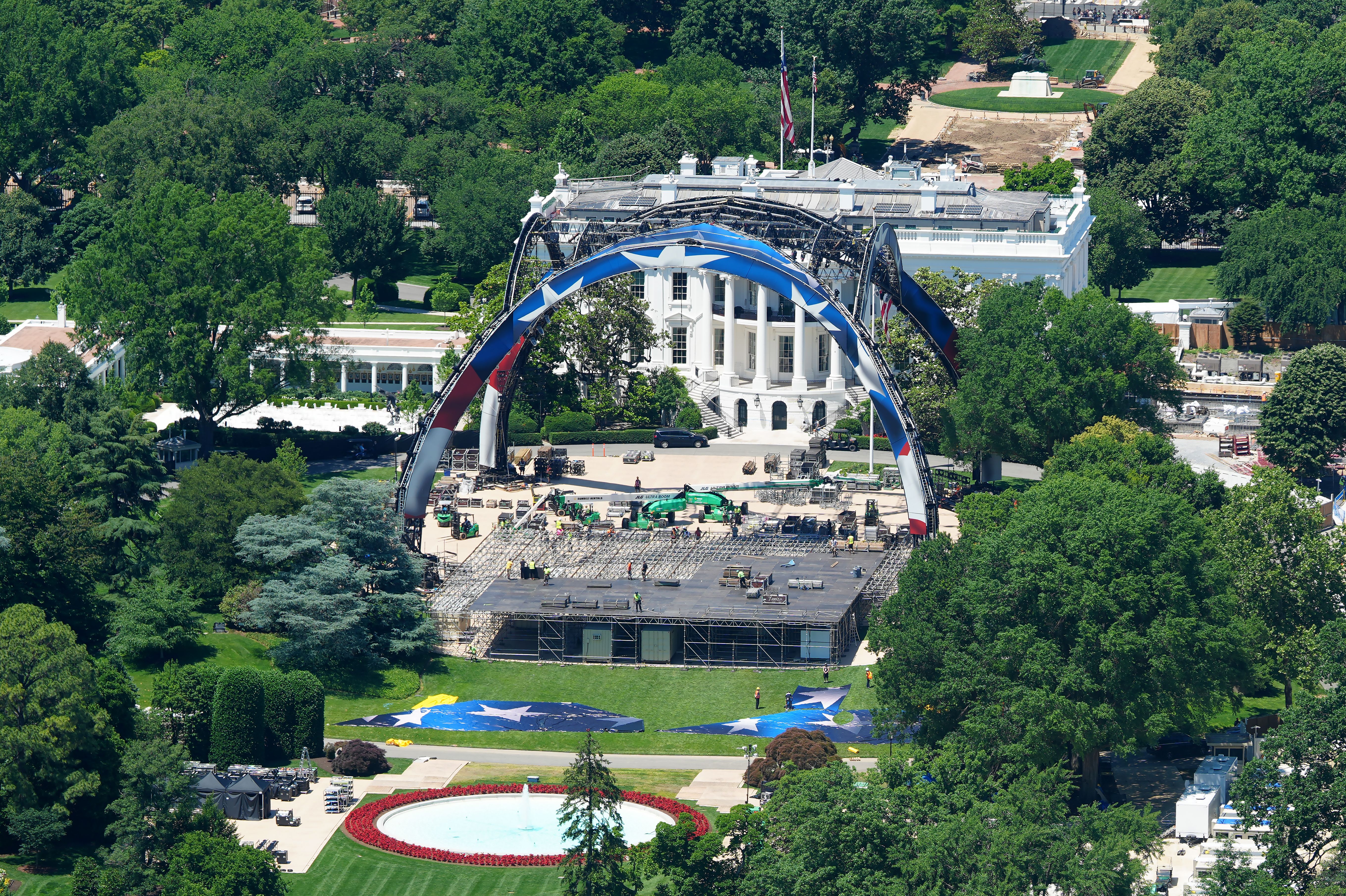 AME6665. WASHINGTON (ESTADOS UNIDOS), 29/05/2026.- Fotografía que muestra las obras de construcción de un cuadrilátero abierto en la Casa Blanca este viernes, en Washington (EE.UU.). La Casa Blanca comenzó esta semana las obras para levantar un estadio temporal que albergará una velada de combates de artes marciales mixtas de la UFC con motivo del 80 cumpleaños del presidente de Estados Unidos, Donald Trump, el próximo 14 de junio. EFE/ Octavio Guzmán