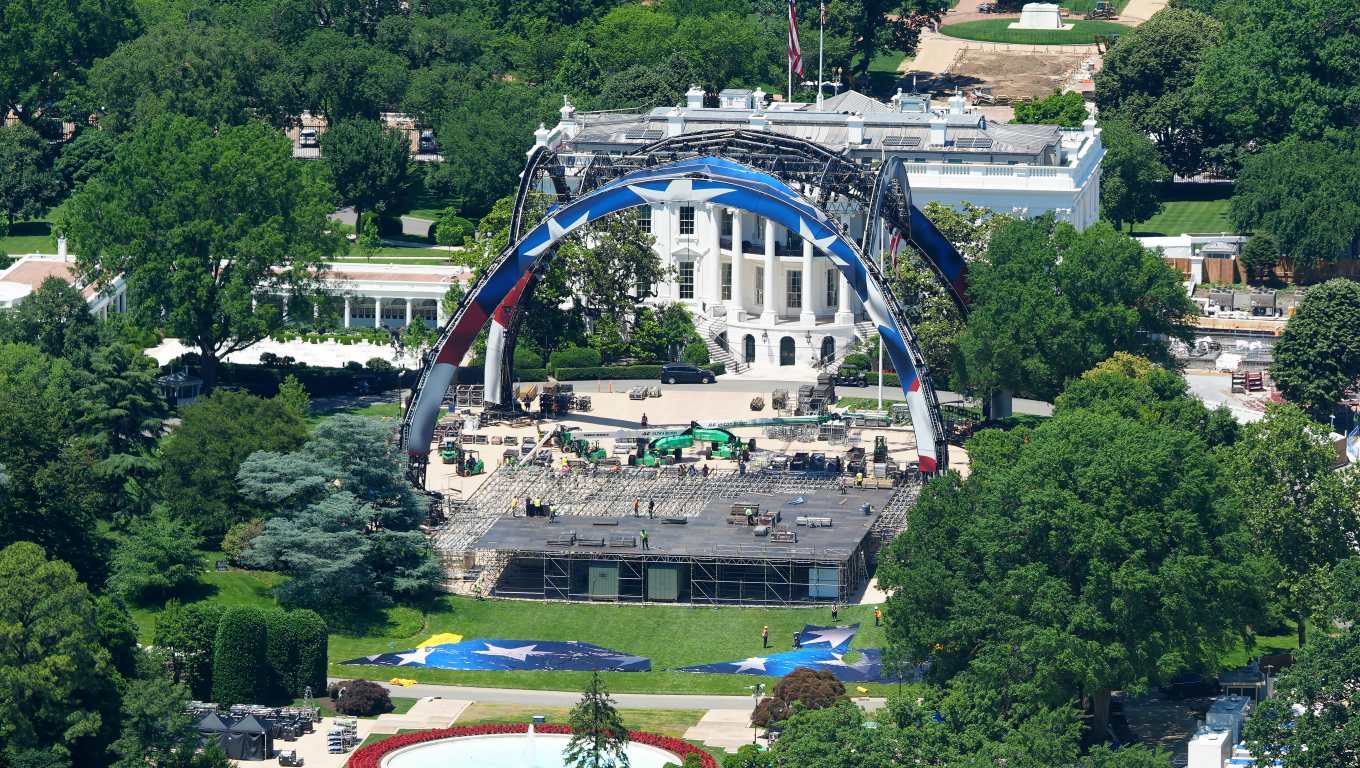 AME6665. WASHINGTON (ESTADOS UNIDOS), 29/05/2026.- Fotografía que muestra las obras de construcción de un cuadrilátero abierto en la Casa Blanca este viernes, en Washington (EE.UU.). La Casa Blanca comenzó esta semana las obras para levantar un estadio temporal que albergará una velada de combates de artes marciales mixtas de la UFC con motivo del 80 cumpleaños del presidente de Estados Unidos, Donald Trump, el próximo 14 de junio. EFE/ Octavio Guzmán