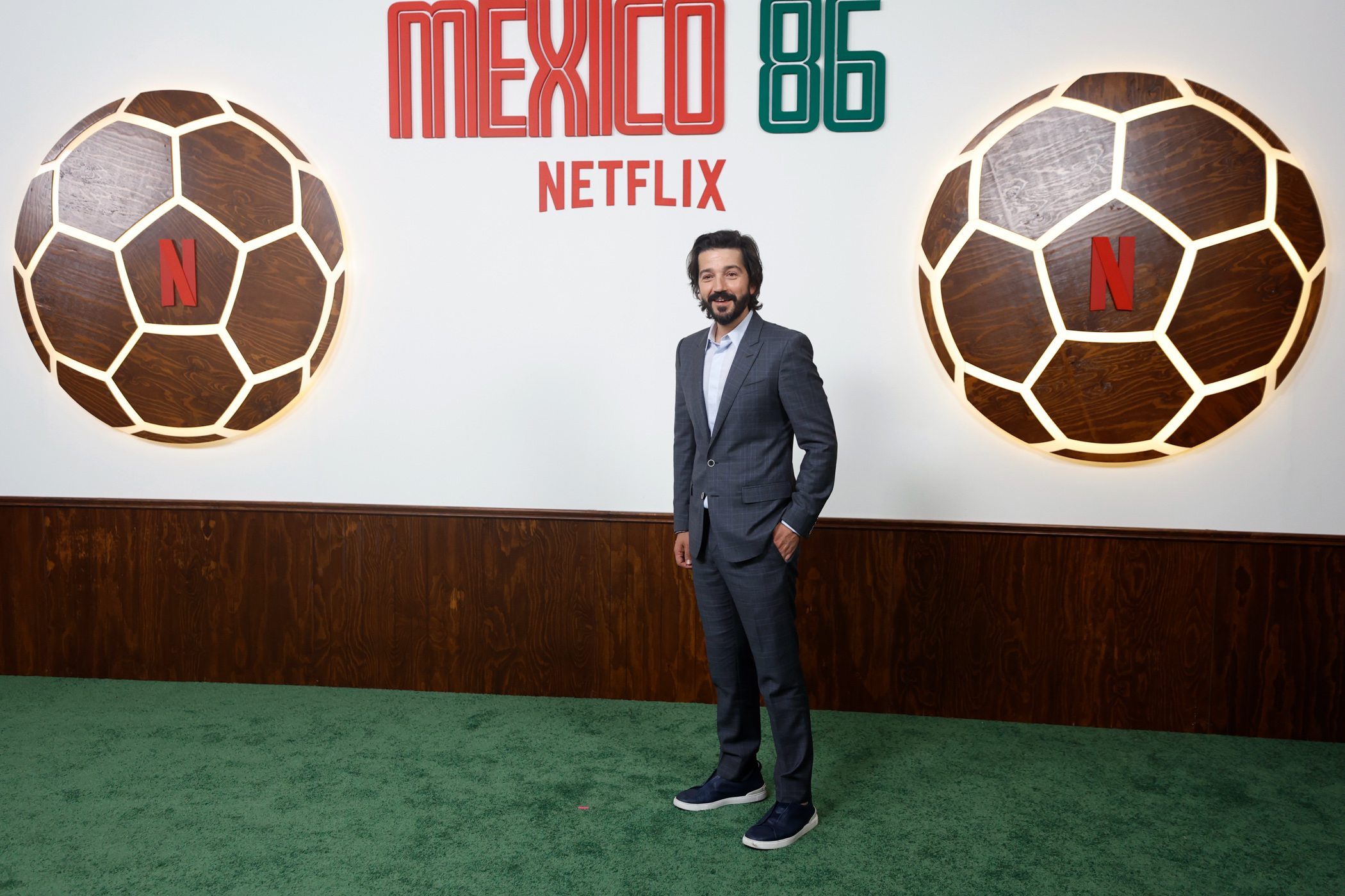 MEX4036. CIUDAD DE MÉXICO (MÉXICO), 28/05/2026.- El cineasta y actor méxicano Diego Luna posa durante la alfombra roja de la película México 86 este jueves, en Ciudad de México (México). EFE/ Sáshenka Gutiérrez