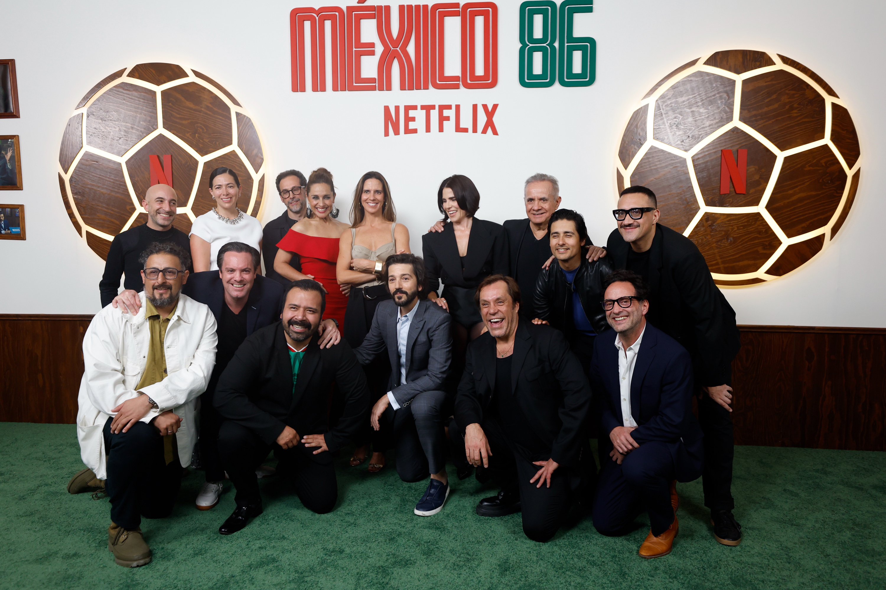 En la imagen el elenco de la película México 86.  La película tiene referencias de Guatemala en las negociaciones para que el evento deportiva fuera en este país.  (Foto Prensa Libre: EFE)