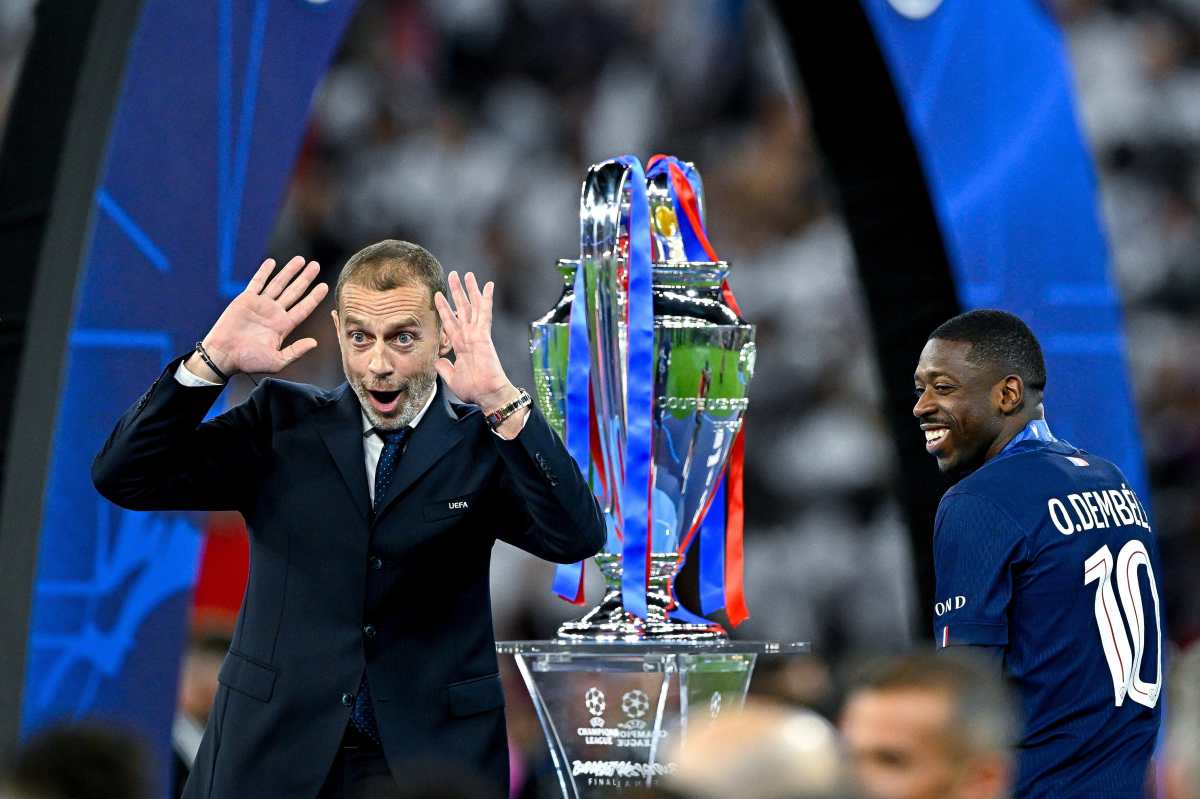BUDAPEST (Hungary), 30/05/2026.- UEFA President Aleksander Ceferin (L) and Ousmane Dembele of PSG react next to the trophy after the UEFA Champions League final between Paris Saint-Germain and Arsenal in Puskas Arena in Budapest, Hungary, 30 May 2026. (Liga de Campeones, Hungría) EFE/EPA/Robert Hegedus HUNGARY OUT