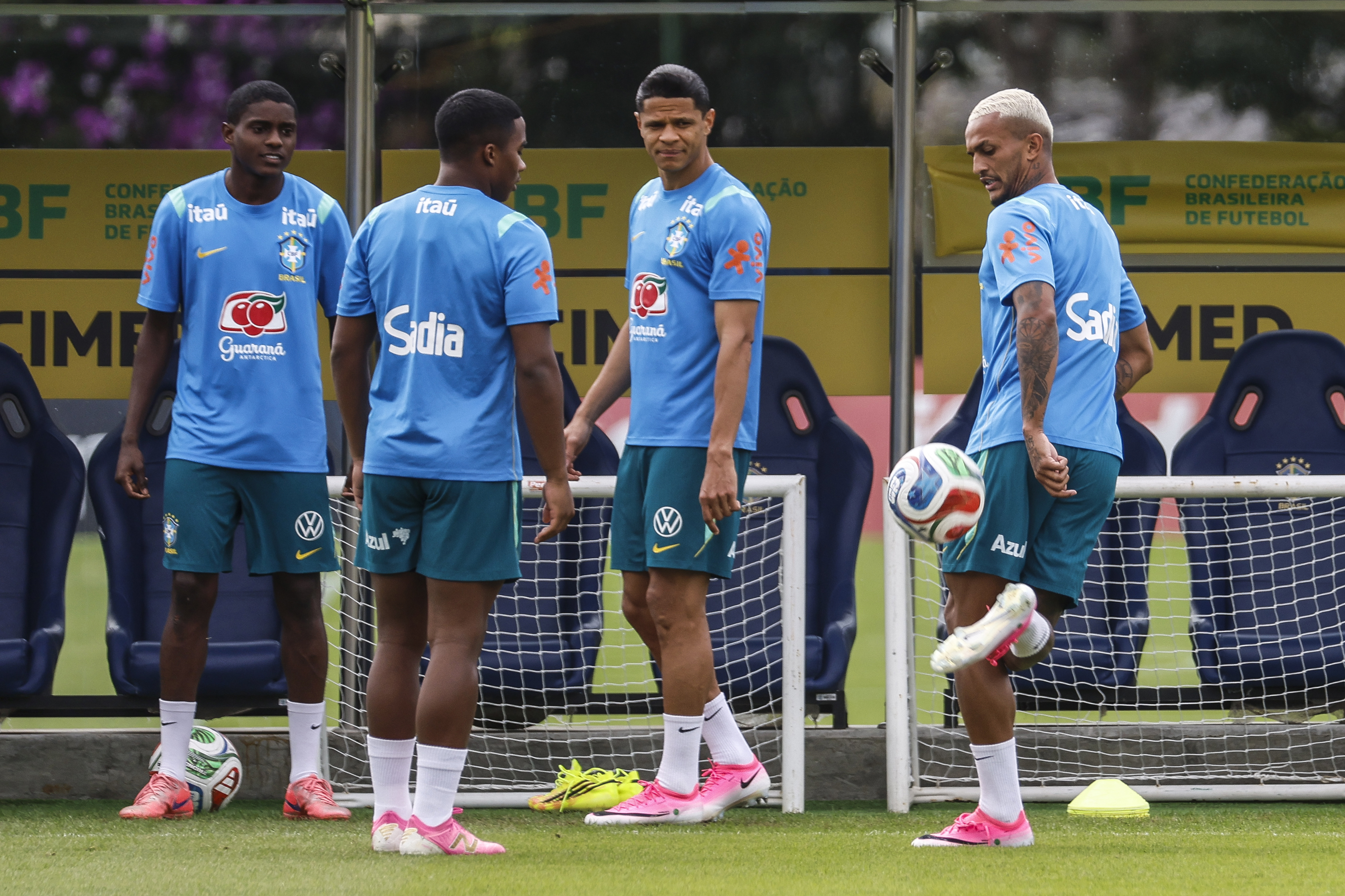 Wesley (derecha), se confirma como la primera baja para Brasil. Se confirmó que está lesionado luego del juego ante Egipto. (Foto Prensa Libre: EFE)