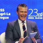 El secretario de Defensa de Estados Unidos, Pete Hegseth, participa en una sesión de preguntas durante el Diálogo Shangri-La en Singapur, donde abordó las negociaciones con Irán, la política hacia Taiwán y el gasto militar de los aliados. (Foto, Prensa Libre: EFE)