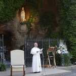 El papa León XIV pidió evitar toda forma de violencia, incluso en las redes sociales, durante un rosario en el Vaticano en el que también rezó por las víctimas de la guerra y por quienes han sido obligados a huir de sus hogares. (Foto Prensa Libre: EFE)