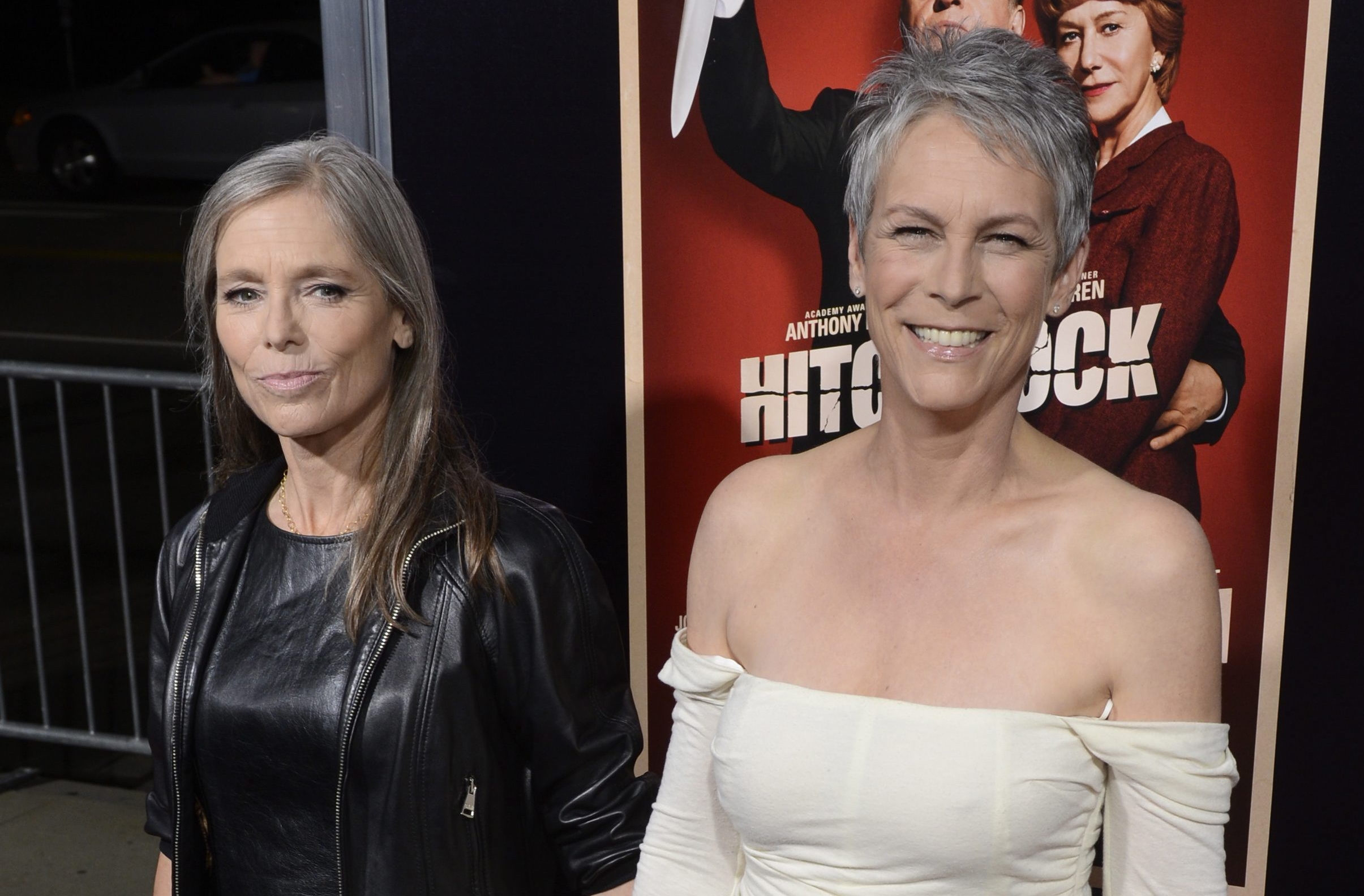 Fotografía de archivo fechada el 20 de noviembre de 2012 de las actrices estadounidenses Kelly Curtis y Jamie Lee Curtis, posando a su llegada para el estreno de la película "Hitchcock" en la Academia de Ciencias y Artes Cinematográficas en Beverly Hills, California (EE.UU.). Kelly Curtis falleció a los 69 años. (Foto Prensa Libre: EFE)