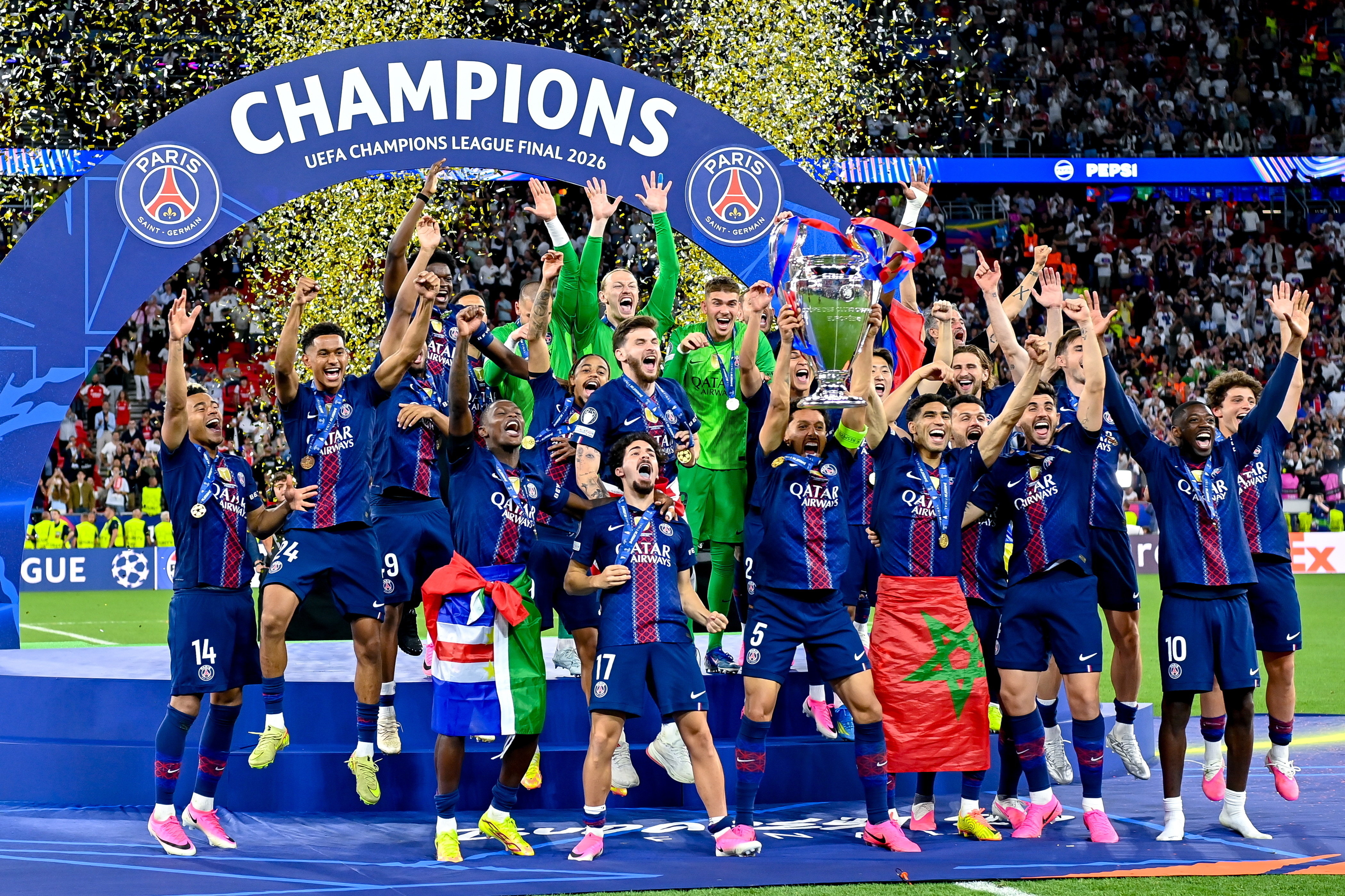 BUDAPEST (Hungary), 30/05/2026.- Players of PSG celebrates with the trophy after winning the UEFA Champions League final between Paris Saint-Germain and Arsenal in Puskas Arena in Budapest, Hungary, 30 May 2026. . (Liga de Campeones, Hungría) EFE/EPA/Tibor Illyes HUNGARY OUT