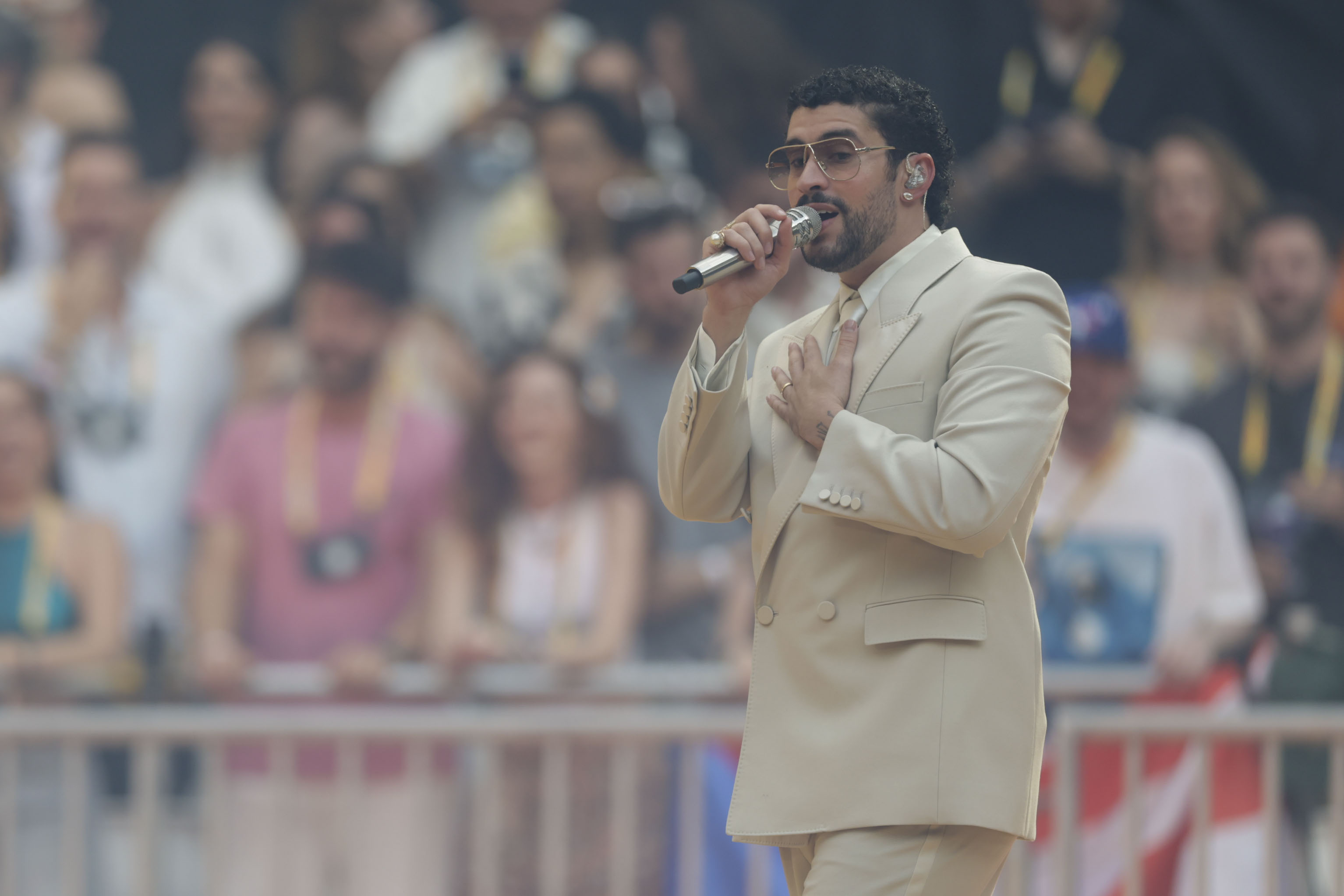  El cantante y compositor puertorriqueño Bad Bunny durante el concierto que ha ofrecido en el estadio Metropolitano, en Madrid. La casita fue uno de los momentos más esperados.  (Foto Prensa Libre: EFE)