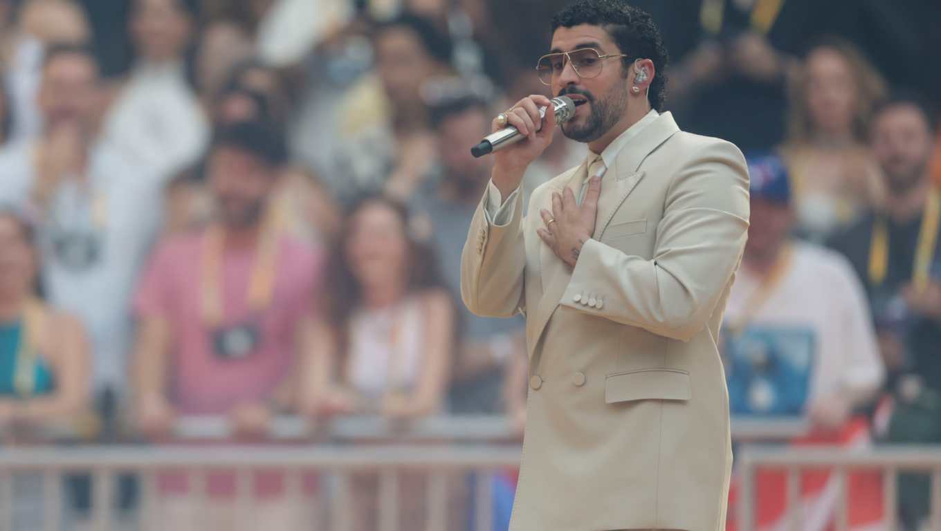 El cantante y compositor puertorriqueño Bad Bunny durante el concierto que ha ofrecido en el estadio Metropolitano, en Madrid. La casita fue uno de los momentos más esperados. (Foto Prensa Libre: EFE)