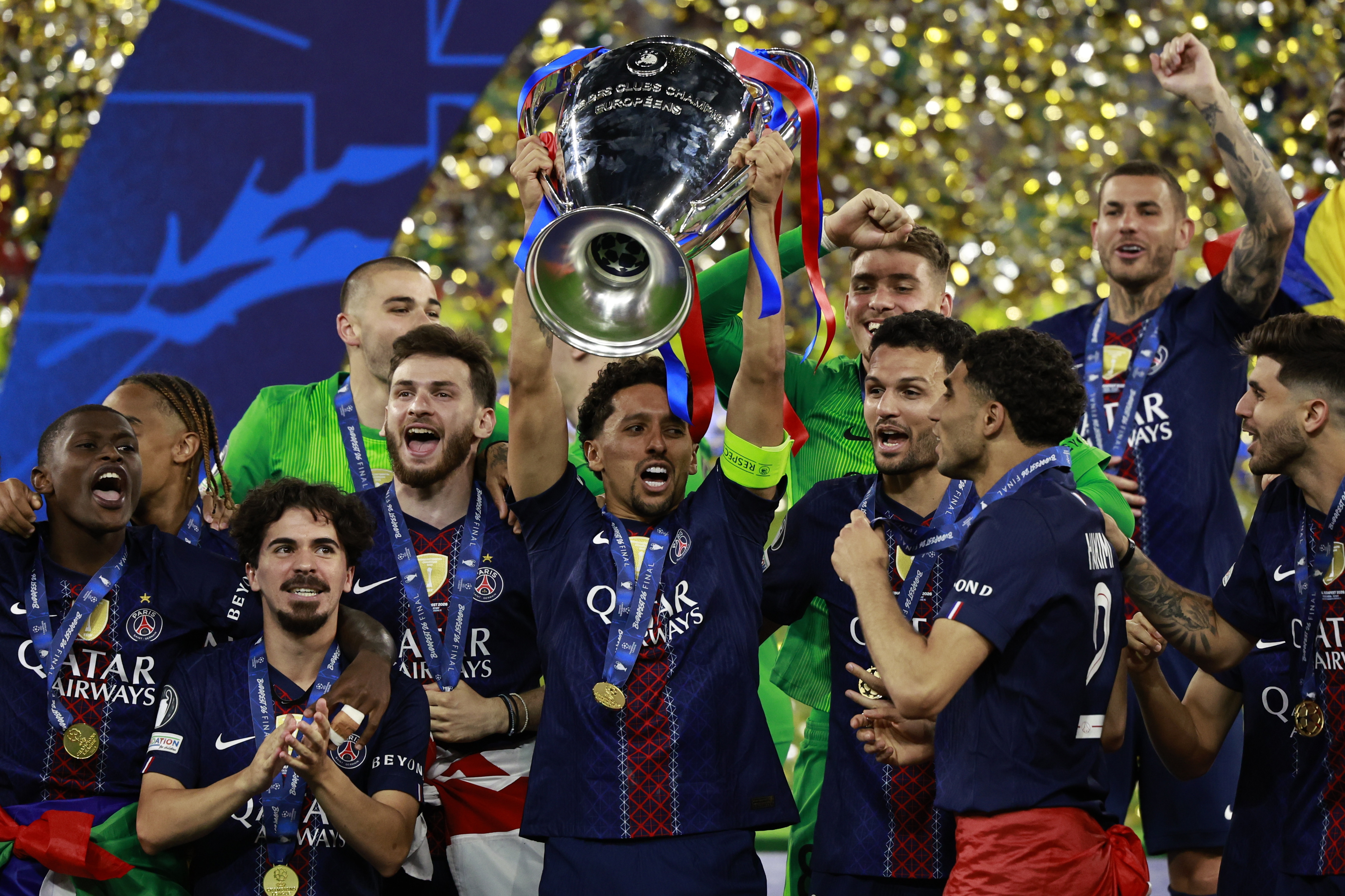 Budapest (Hungary), 30/05/2026.- Marquinhos of PSG (C) and his teammates celebrate with the trophy after winning the UEFA Champions League final between Paris Saint-Germain and Arsenal in Budapest, Hungary, 30 May 2026. (Liga de Campeones, Hungría) EFE/EPA/ANNA SZILAGYI