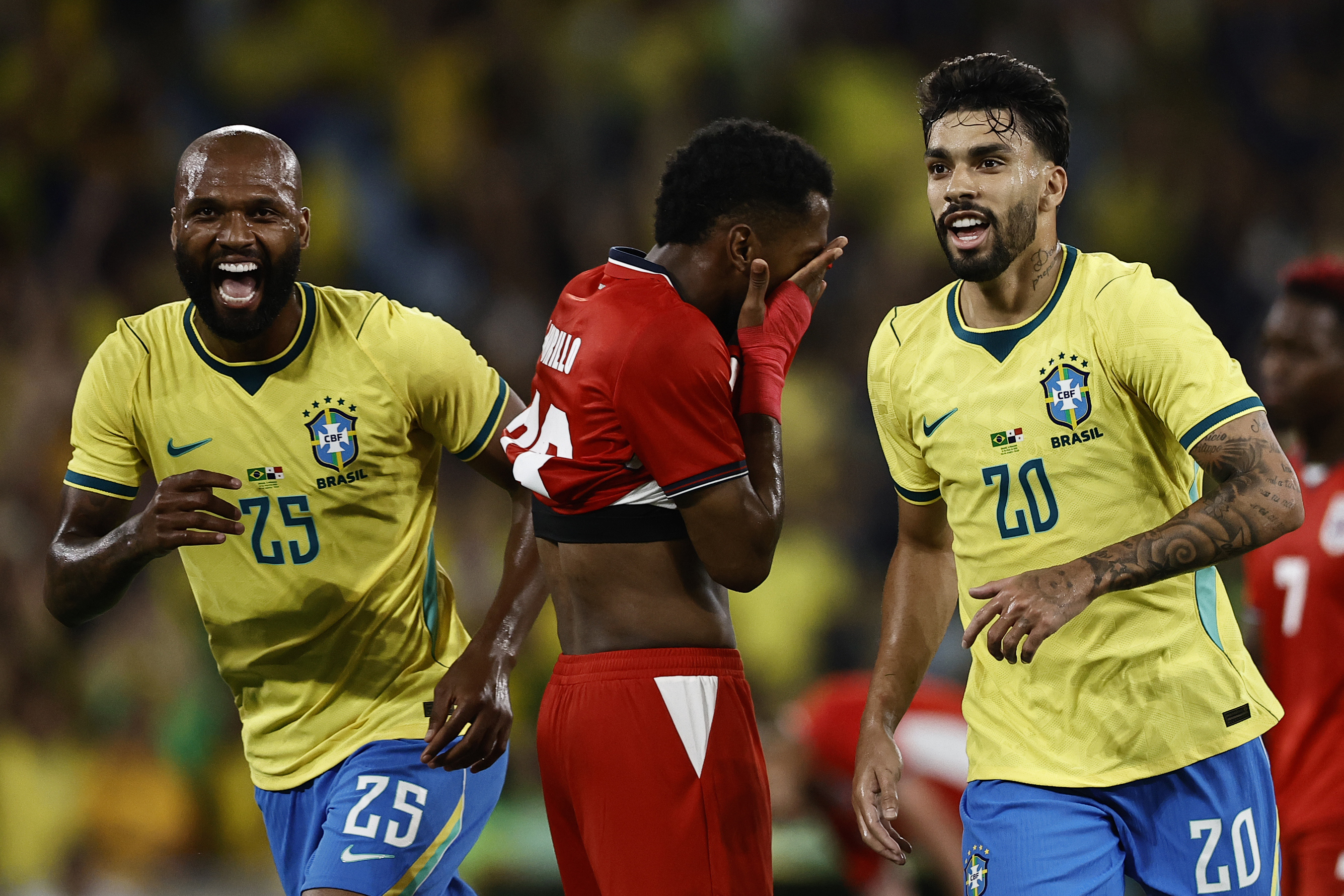 AME7263. RÍO DE JANEIRO (BRASIL), 31/05/2026.- Lucas Paquetá (d) e Igor Thiago (i) de Brasil celebran un gol este domingo, en un partido amistoso previo al Mundial 2026 entre Brasil y Panamá en el estadio Maracaná, en Río de Janeiro (Brasil). EFE/ André Coelho