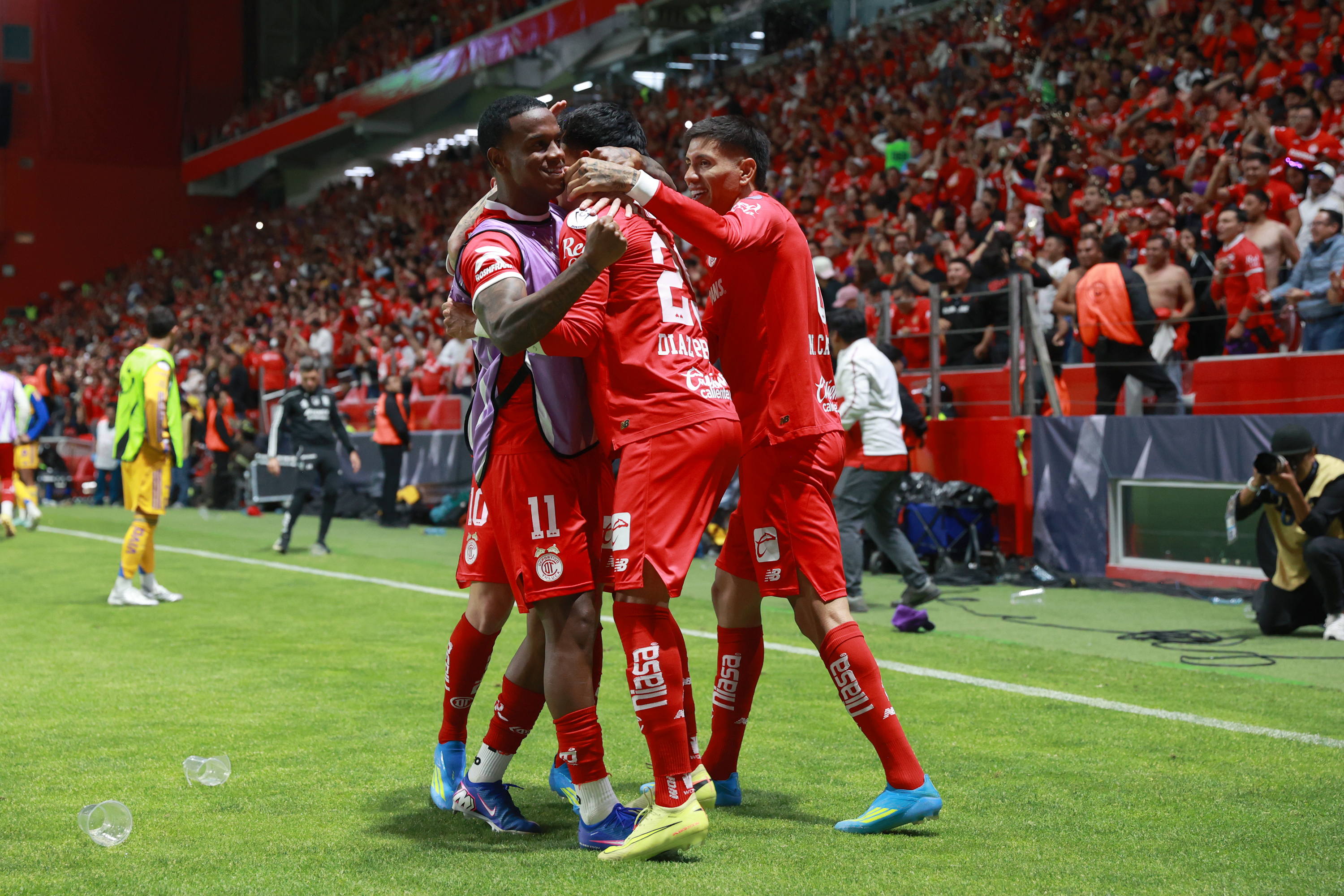 ATENCIÓN EDITORES CORRIGE AUTOR MEX4249. TOLUCA (MÉXICO), 30/05/2026.- Jugadores de Toluca celebran un gol este sábado, durante un partido por la final de la Copa de Campeones Concacaf entre Toluca y Tigres en el estadio Nemesio Diez en Toluca (México). EFE/ Alex Cruz