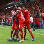 ATENCIÓN EDITORES CORRIGE AUTOR MEX4249. TOLUCA (MÉXICO), 30/05/2026.- Jugadores de Toluca celebran un gol este sábado, durante un partido por la final de la Copa de Campeones Concacaf entre Toluca y Tigres en el estadio Nemesio Diez en Toluca (México). EFE/ Alex Cruz