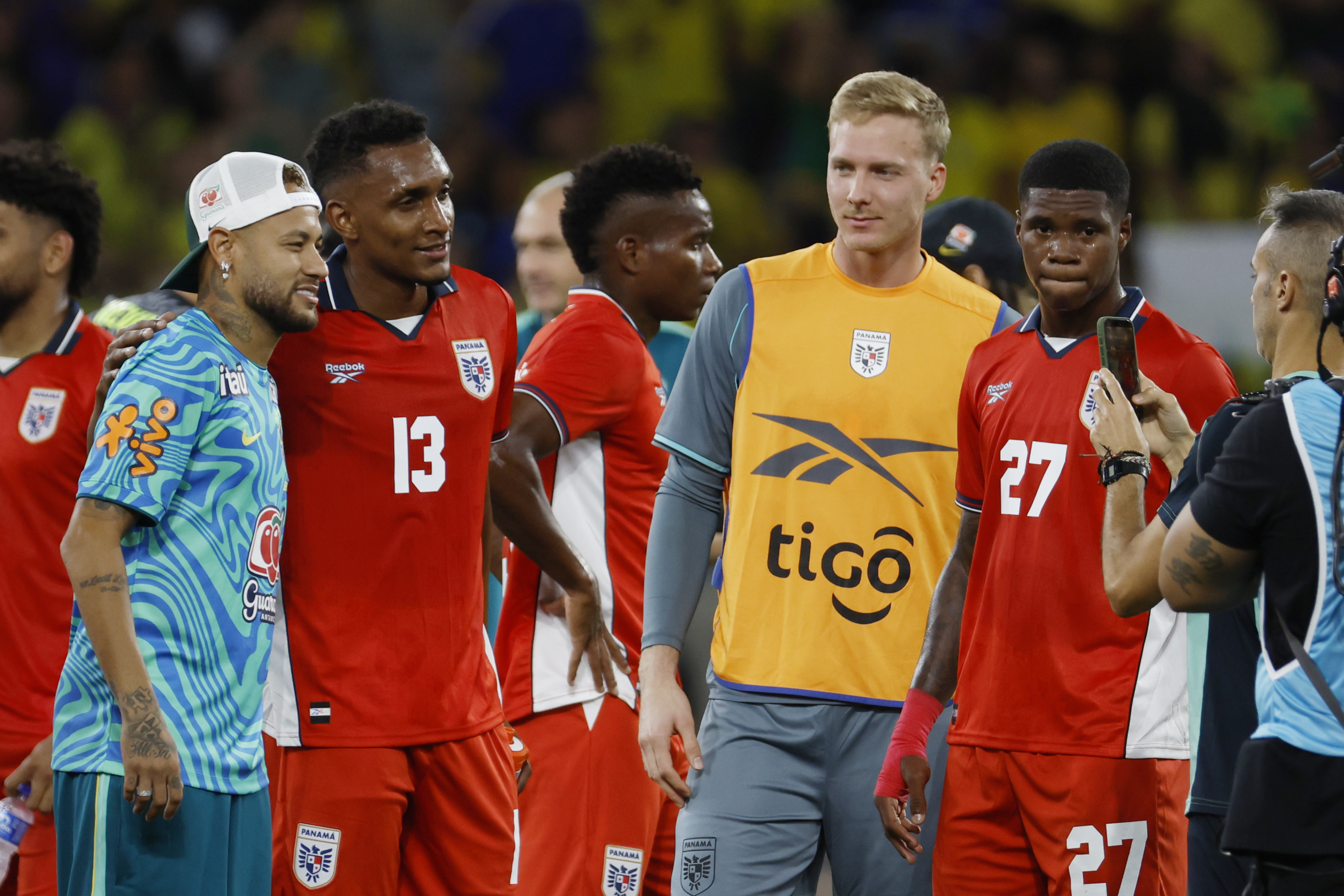 AME7305. RÍO DE JANEIRO (BRASIL), 31/05/2026.- Neymar (i) de Brasil posa junto a Jiovany Ramos de Panamá este domingo, al finalizar un partido amistoso previo al Mundial 2026 entre Brasil y Panamá en el estadio Maracaná, en Río de Janeiro (Brasil). EFE/ Antonio Lacerda