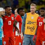 AME7305. RÍO DE JANEIRO (BRASIL), 31/05/2026.- Neymar (i) de Brasil posa junto a Jiovany Ramos de Panamá este domingo, al finalizar un partido amistoso previo al Mundial 2026 entre Brasil y Panamá en el estadio Maracaná, en Río de Janeiro (Brasil). EFE/ Antonio Lacerda