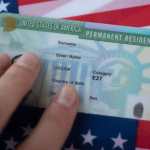 La llamada green card es una tarjeta de residencia permanente de EE.UU. La llamada green card es una tarjeta de residencia permanente de EE.UU.