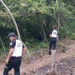 Socorristas permanecen en el lugar donde fue localizado el cadáver de un hombre envuelto en nylon y sábanas, en barrio El Talpetate, Barberena, Santa Rosa. (Foto Prensa Libre: Bomberos Voluntarios)