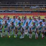 La selección de futbol de la Policía Nacional Civil posa en el estadio donde disputó el torneo mundial de futbol para policías y cuerpos de bomberos, en el que obtuvo el subcampeonato en Ciudad de México. (Foto Prensa Libre: PNC)