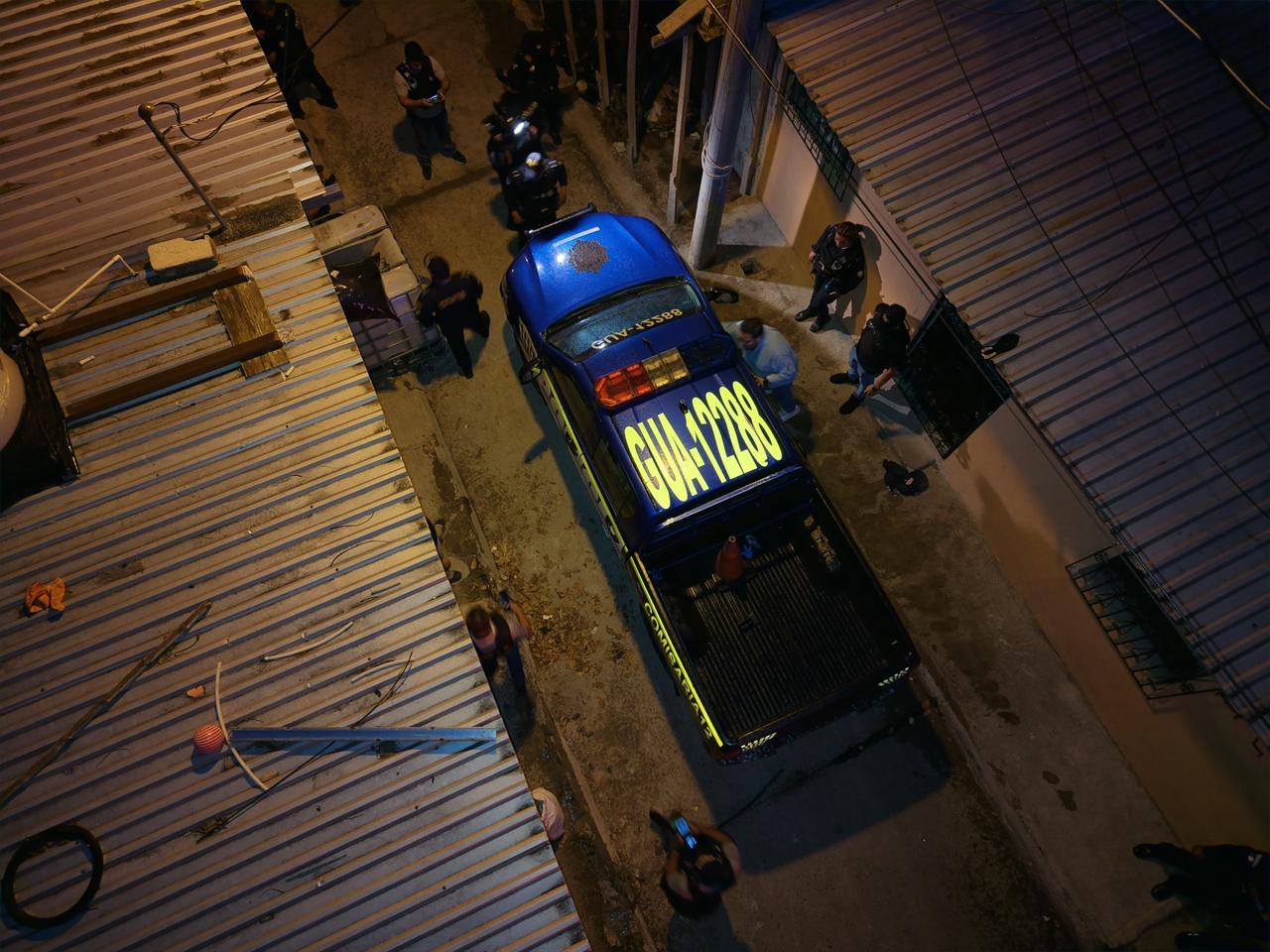 Agentes de la comisaría 12 resguardan la vivienda abandonada en la colonia Lomas de Santa Faz, zona 18, donde fueron capturados dos presuntos integrantes del Barrio 18 durante un operativo policial. (Foto Prensa Libre: PNC)