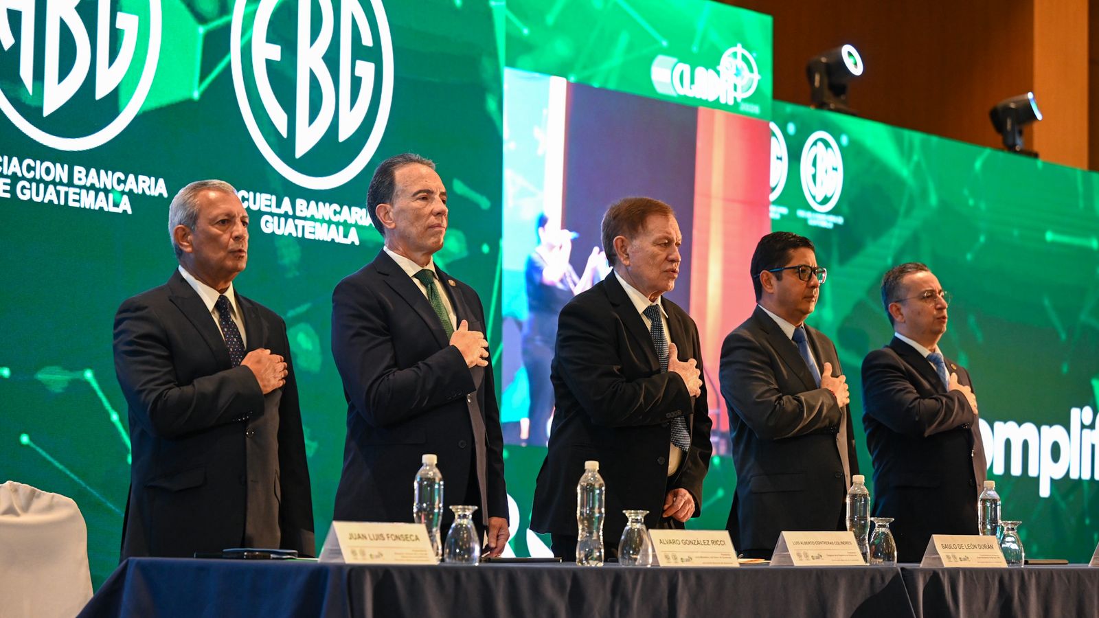 Juan Luis Fonseca vicepresidente de la ABG; Álvaro González Ricci, presidente del Banguat; Luis Contreras presidente del Congreso de la República; Saulo De León Durán jefe de la SIB y Juan Carlos Monroy Veliz intendente de la IVE durante la realización del XXIII Congreso Regional para la Prevención del Lavado de Dinero y Financiamiento del Terrorismo (Cladit), organizado por la Asociación Bancaria de Guatemala (ABG). (Foto Prensa Libre: Cortesía: Banguat)