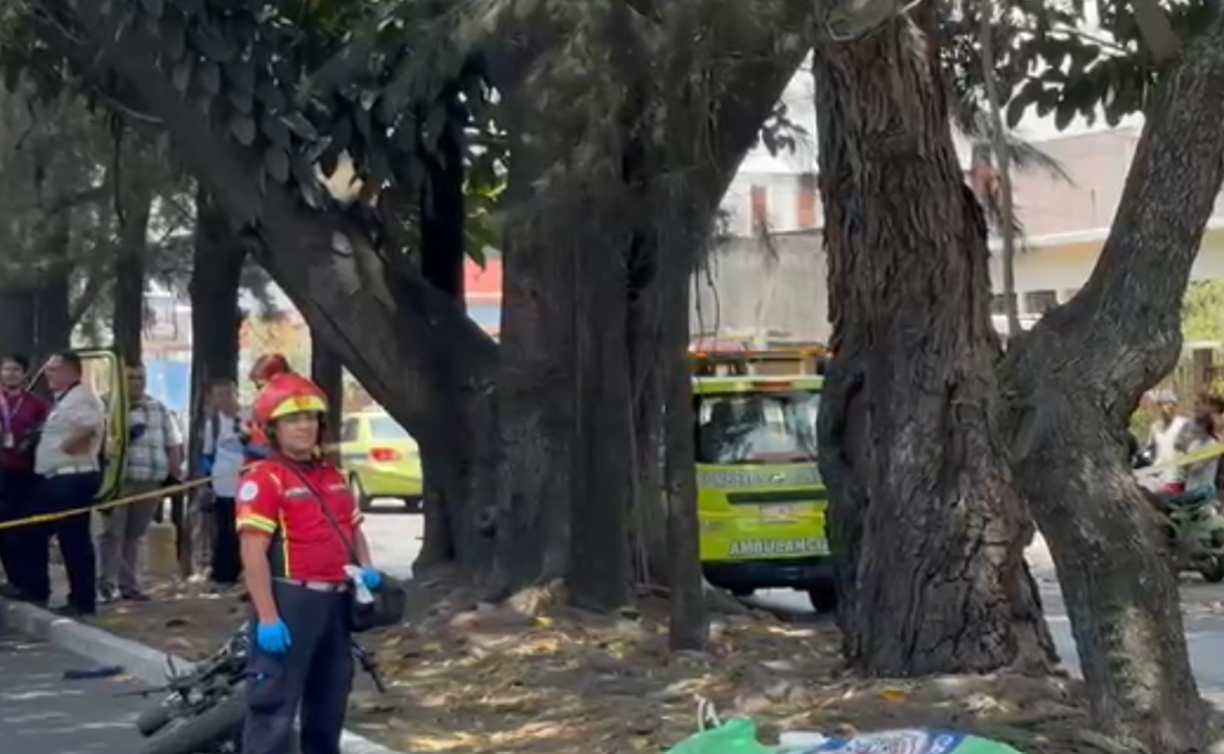 Ataque armado en el Anillo Periférico deja a una mujer muerta y a un hombre herido; PMT informa cierre de carriles