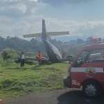 La aeronave con matrícula YS-303P permanece fuera de la pista del aeródromo de Cobán, Alta Verapaz, luego del incidente registrado este viernes. Autoridades de Aeronáutica Civil investigan las causas del percance. (Foto Prensa Libre: Cortesía)