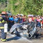 Bomberos Municipales Departamentales trabajan en el lugar donde un mototaxi se incendió tras chocar con un camión en la ruta hacia la aldea Chajmaic, Fray Bartolomé de las Casas, Alta Verapaz. Dentro del vehículo localizaron a dos personas fallecidas. (Foto Prensa Libre: CBMD)