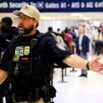 Estados Unidos despliega a los agentes de inmigración en catorce aeropuertos