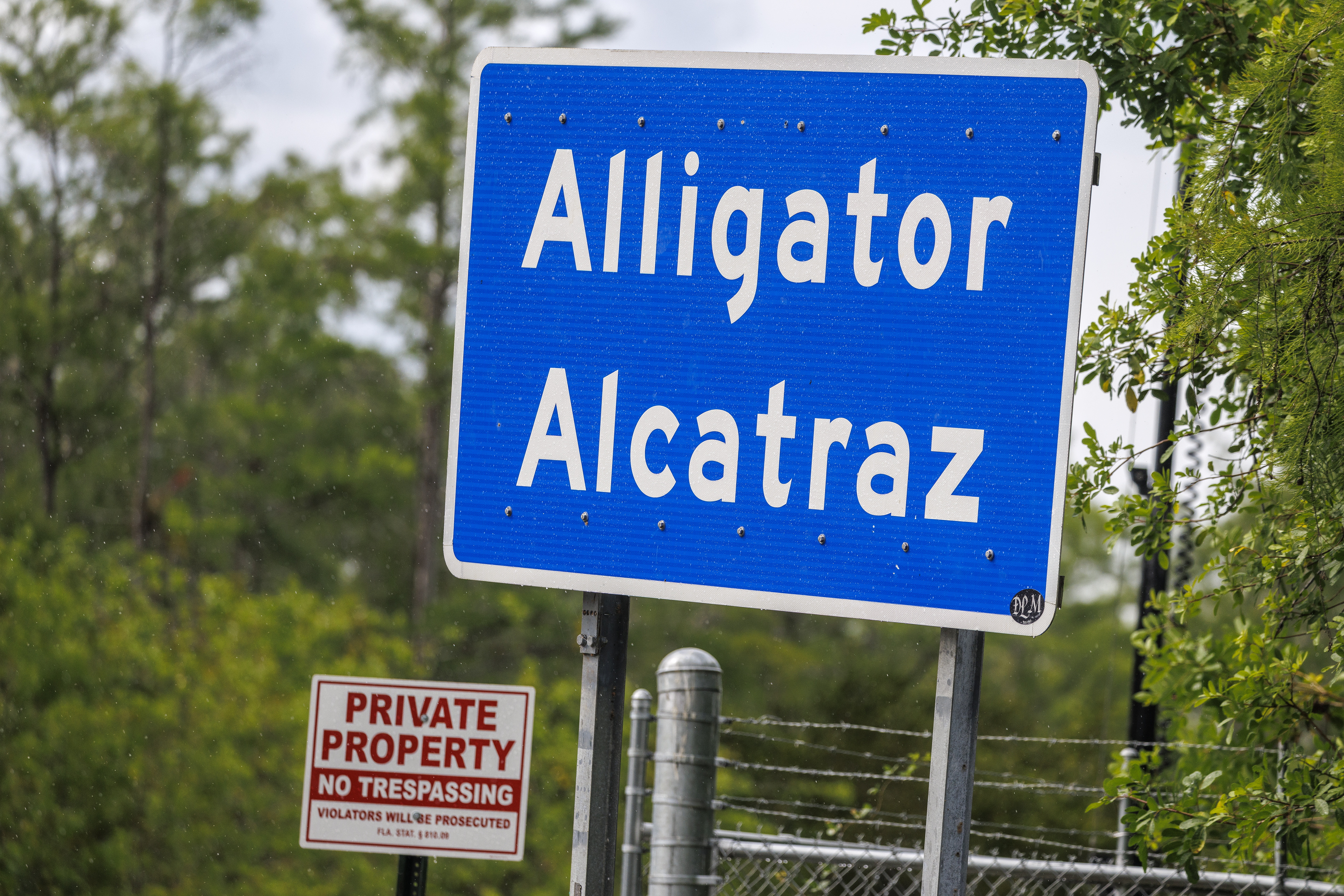 Una vigilia por el Día de la Madre exige el cierre del centro de detención Alligator Alcatraz en Florida.