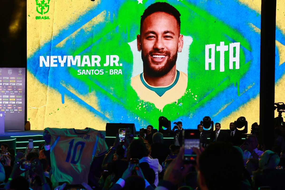 AME2679. RÍO DE JANEIRO (BRASIL), 18/05/2026.- Personas celebran el llamado del futbolista Neymar para el Mundial 2026, tras más de dos años y medio ausente de la Canarinha, por parte del seleccionador de Brasil, el italiano Carlo Ancelotti (i), este lunes, en Río de Janeiro (Brasil). EFE/ Andre Coelho