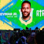 AME2679. RÍO DE JANEIRO (BRASIL), 18/05/2026.- Personas celebran el llamado del futbolista Neymar para el Mundial 2026, tras más de dos años y medio ausente de la Canarinha, por parte del seleccionador de Brasil, el italiano Carlo Ancelotti (i), este lunes, en Río de Janeiro (Brasil). EFE/ Andre Coelho