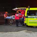 Paramédicos atienden a familiares heridos tras ataque con arma blanca en vivienda de Villa Nueva durante la madrugada del 10 de mayo.