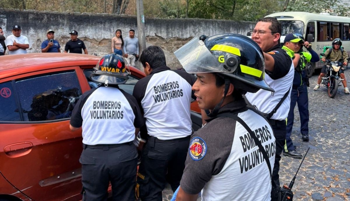 
Autoridades y socorristas permanecen en el lugar donde un hombre y una mujer murieron durante una balacera ocurrida en Antigua Guatemala, Sacatepéquez. (Foto Prensa Libre: Tomada de la página de Facebook Periodista Eddy Juárez)
