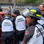 Autoridades y socorristas permanecen en el lugar donde un hombre y una mujer murieron durante una balacera ocurrida en Antigua Guatemala, Sacatepéquez. (Foto Prensa Libre: Tomada de la página de Facebook Periodista Eddy Juárez)
