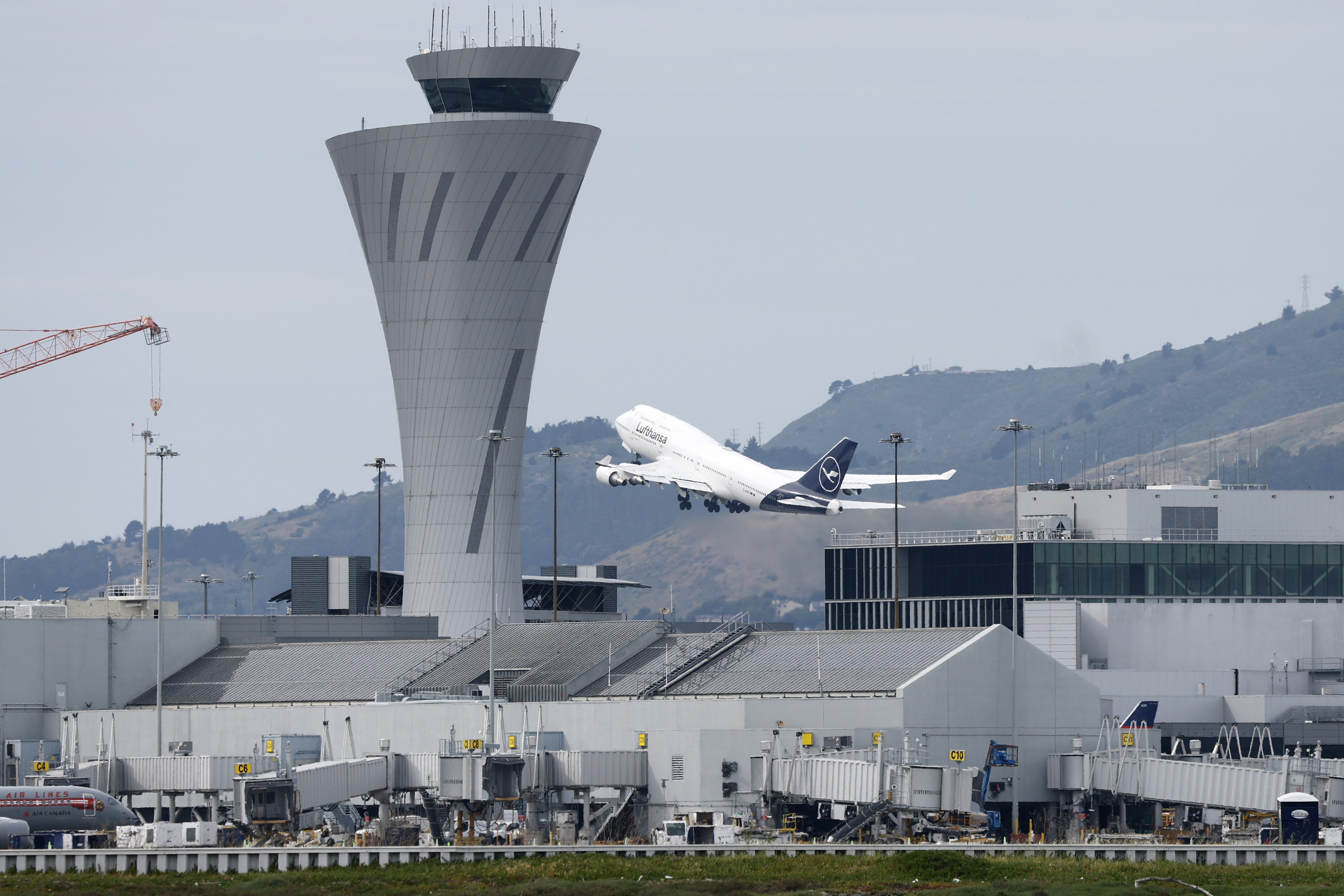 Los viajes aéreos enfrentan un aumento de costos debido al conflicto con Irán