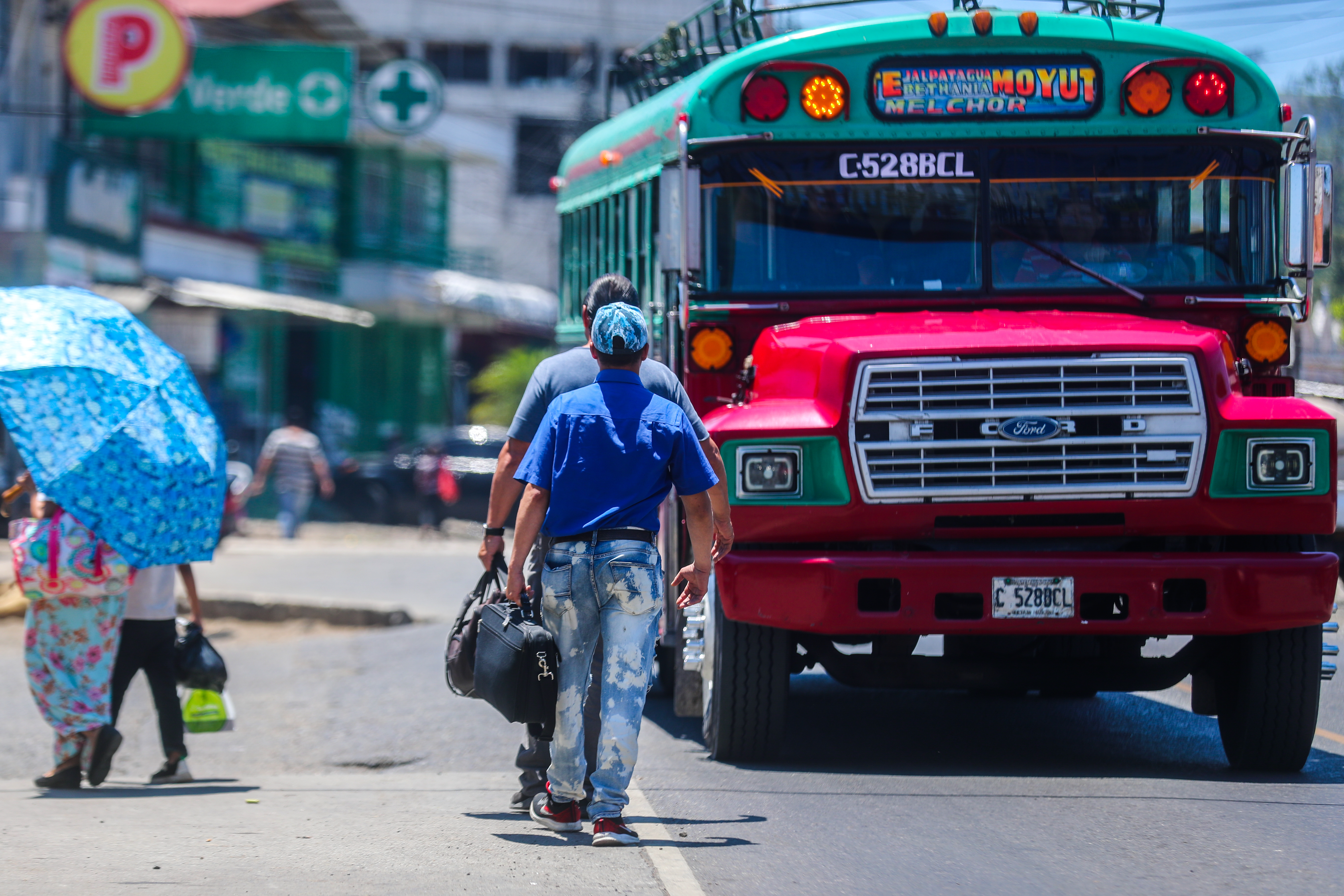 Diferentes buses extraurbanos que recorren parte del territorio del oriente del país pasa en las inmediaciones de El Cerinal, aspecto que ayuda a los habitantes para sus traslados a la ciudad capital. (Foto Prensa Libre: Juan Diego González)