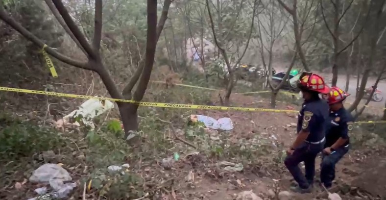 Autoridades resguardan la escena donde fueron localizados cuatro cadáveres encostalados en una zona boscosa de San Miguel Dueñas, Sacatepéquez. Imagen ilustrativa.(Foto: Hemeroteca PL) 