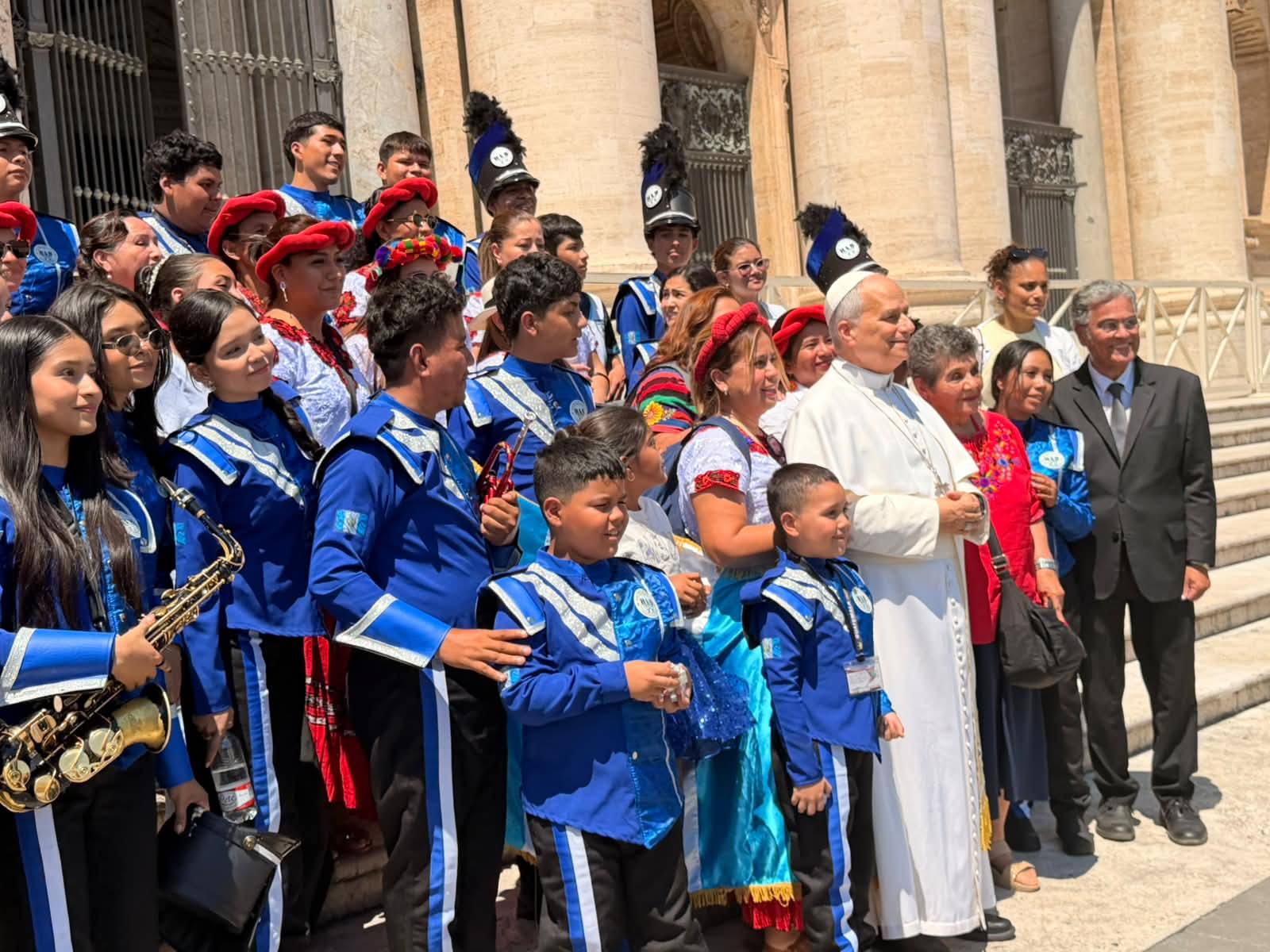 Estudiantes y comunidad del Colegio Americano  Nuestra Familia durante su encuentro con el Papa León XIV.  (Foto Prensa Libre: cortesía Dahan Aldana/Colegio Americano Nuestra Familia)