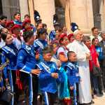 Estudiantes y comunidad del Colegio Americano Nuestra Familia durante su encuentro con el Papa León XIV. (Foto Prensa Libre: cortesía Dahan Aldana/Colegio Americano Nuestra Familia)