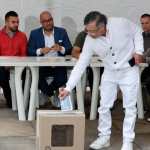 El presdiente Gustavo Petro vota en Bogotá, Colombia este domingo. (Foto Prensa Libre: EFE)