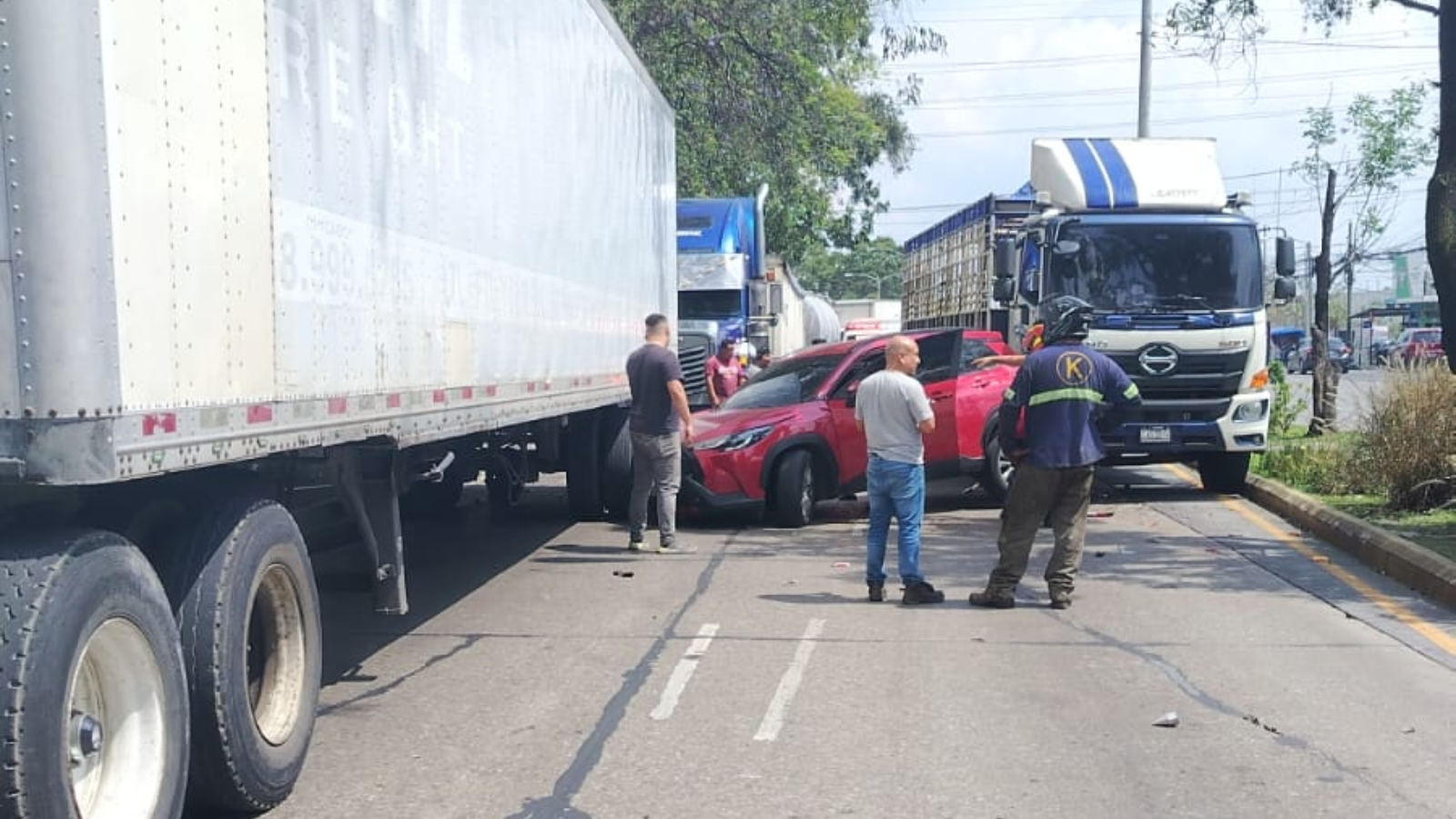 Una colisión entre un tráiler, un camión y una camioneta afecta la movilidad en la avenida Petapa y 49 calle, zona 12 capitalina, aunque las autoridades reportan que no hay personas heridas.