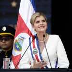 La presidenta Laura Fernández asumió el poder en Costa Rica para el período 2026-2030 durante un acto en San José. (Foto Prensa Libre: EFE)