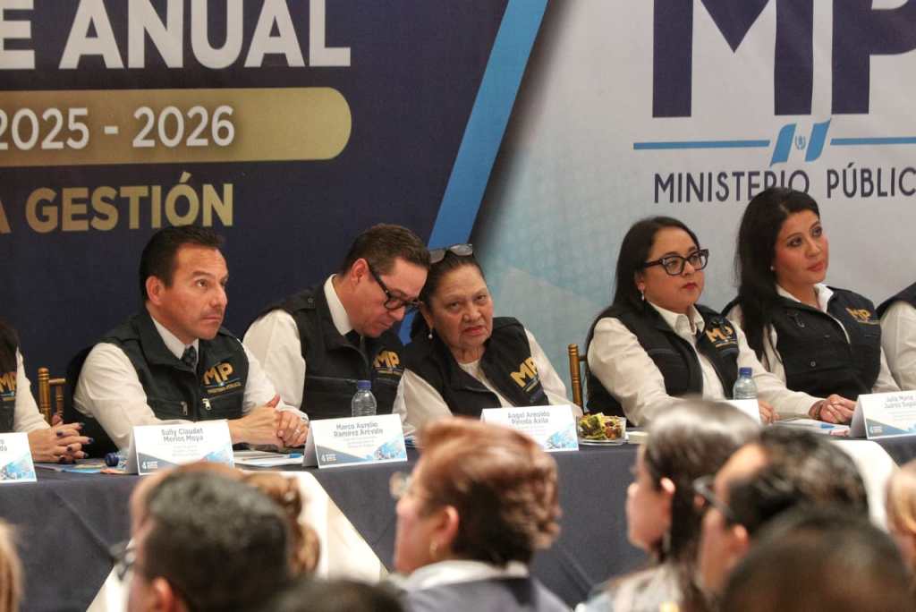 Mesa principal del Ministerio Público durante la presentación del informe de labores, con Consuelo Porras junto a Ángel Pineda.