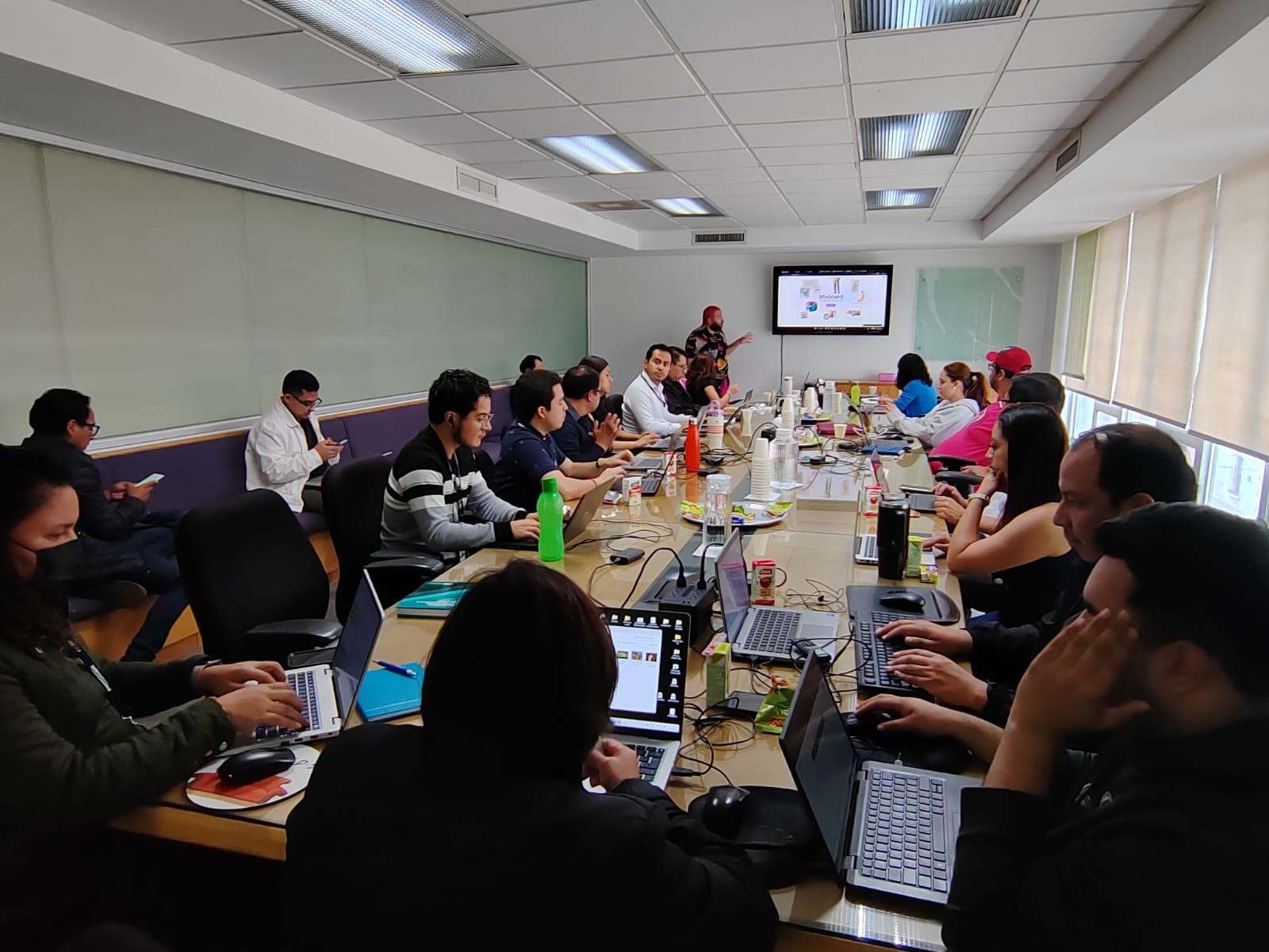 Periodistas de Prensa Libre reciben capacitaciones sobre inteligencia artificial durante un programa impulsado por Google News Initiative (Foto Prensa Libre: Axel Vicente)