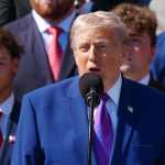 El presidente de Estados Unidos, Trump, recibe en la Casa Blanca a los campeones de fútbol americano de la Universidad de Indiana