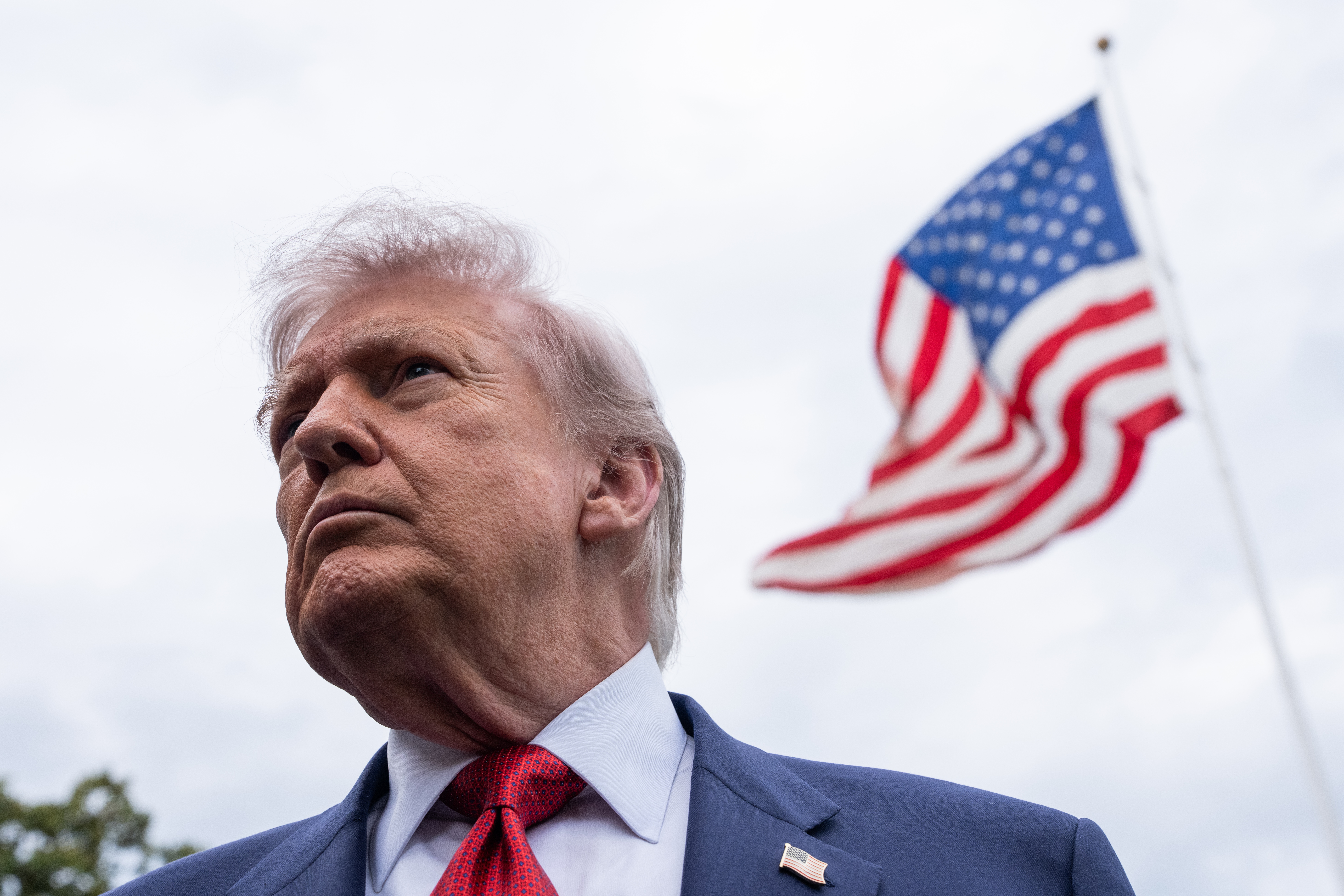 Washington, DC (United States), 09/05/2026.- US President Donald J. Trump gives remarks to the media as he departs the White House for Sterling, Virginia, in Washington, DC, USA, 08 May 2026. EFE/EPA/Aaron Schwartz / POOL
